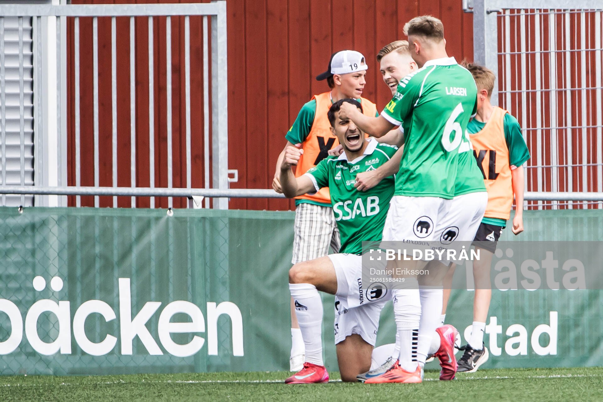 Brages Amar Muhsin jublar med lagkamrater