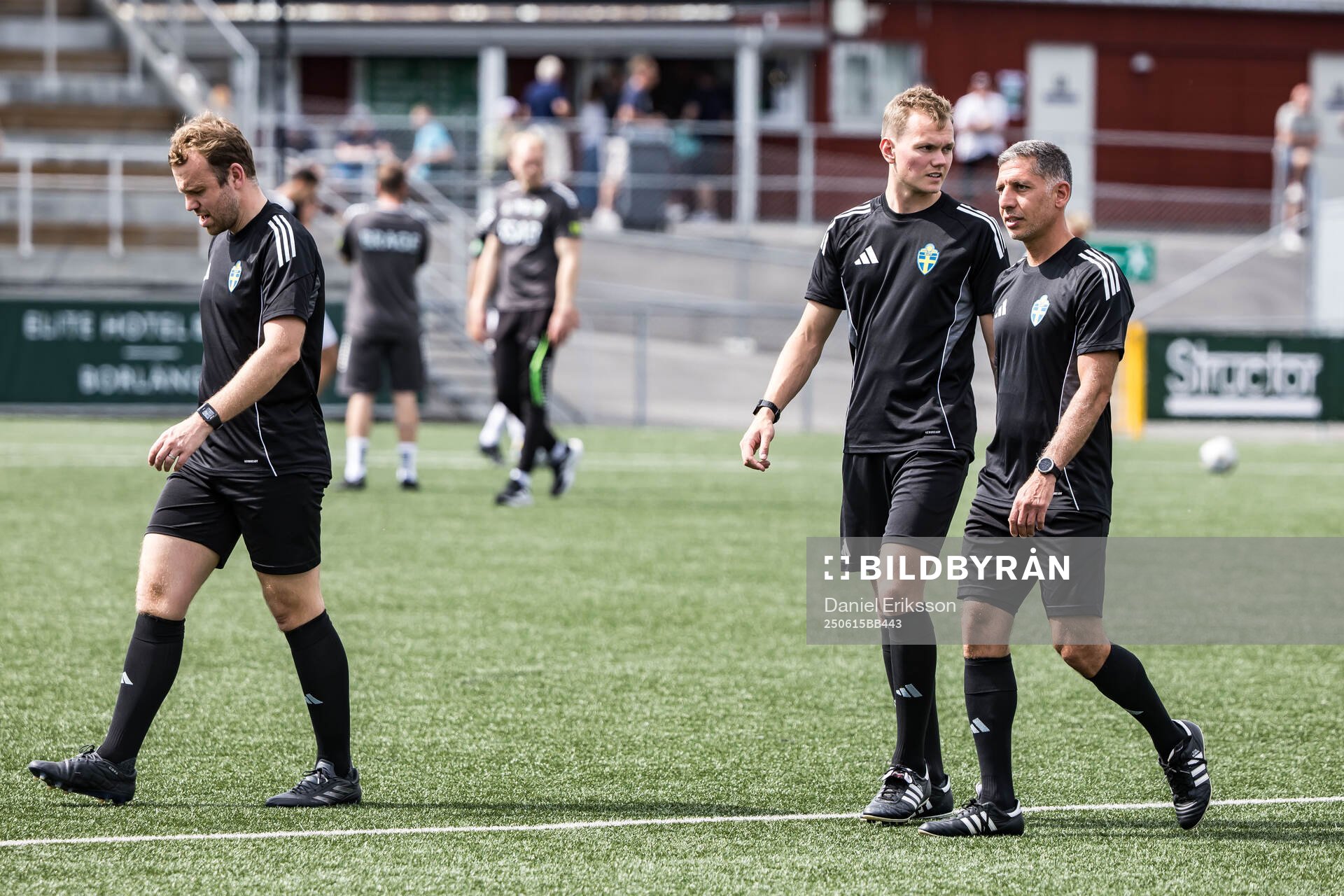 Domare Fredrik Alknäs och assisterande domare Josef Alacam