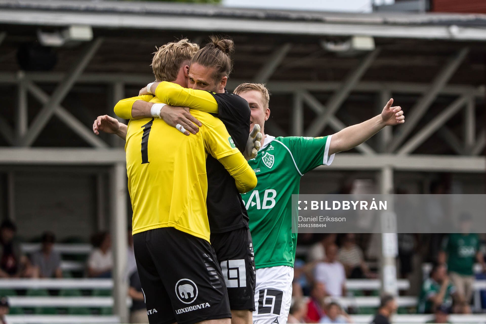 Brages målvakt Viktor Frodig jublar