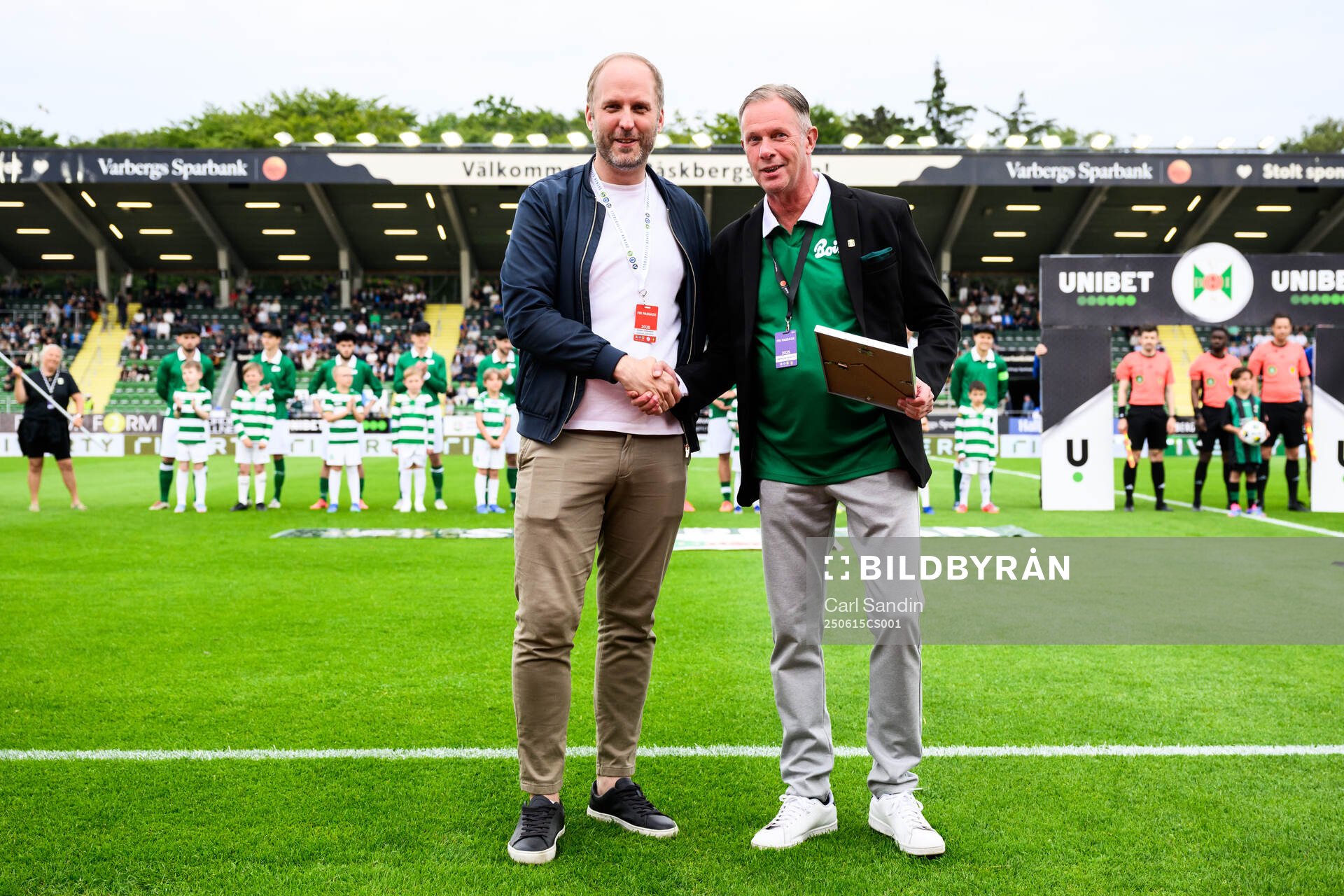 Mats Janson, klubbchef Varberg, tar emot diplom av Robert