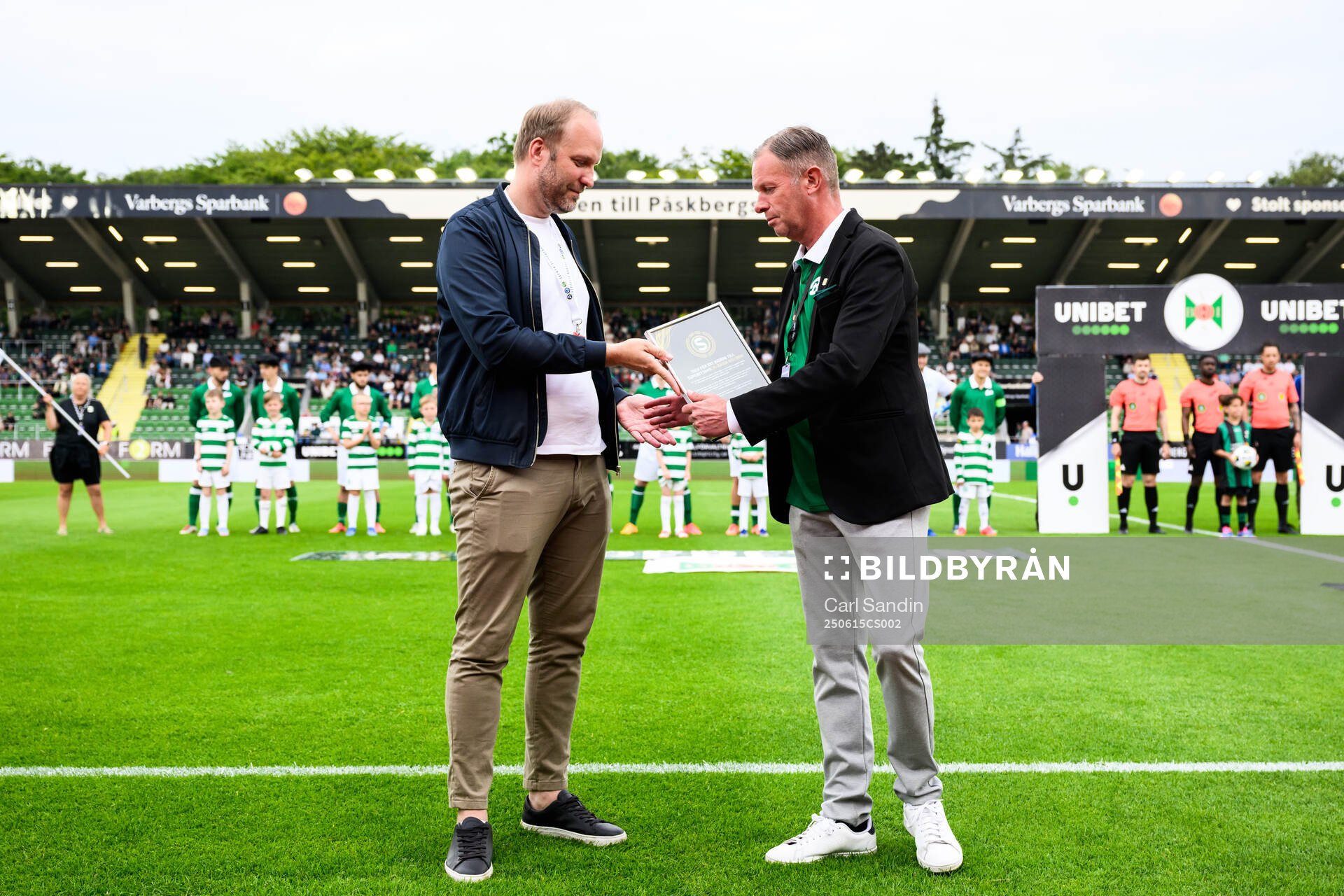 Mats Janson, klubbchef Varberg, tar emot diplom av Robert