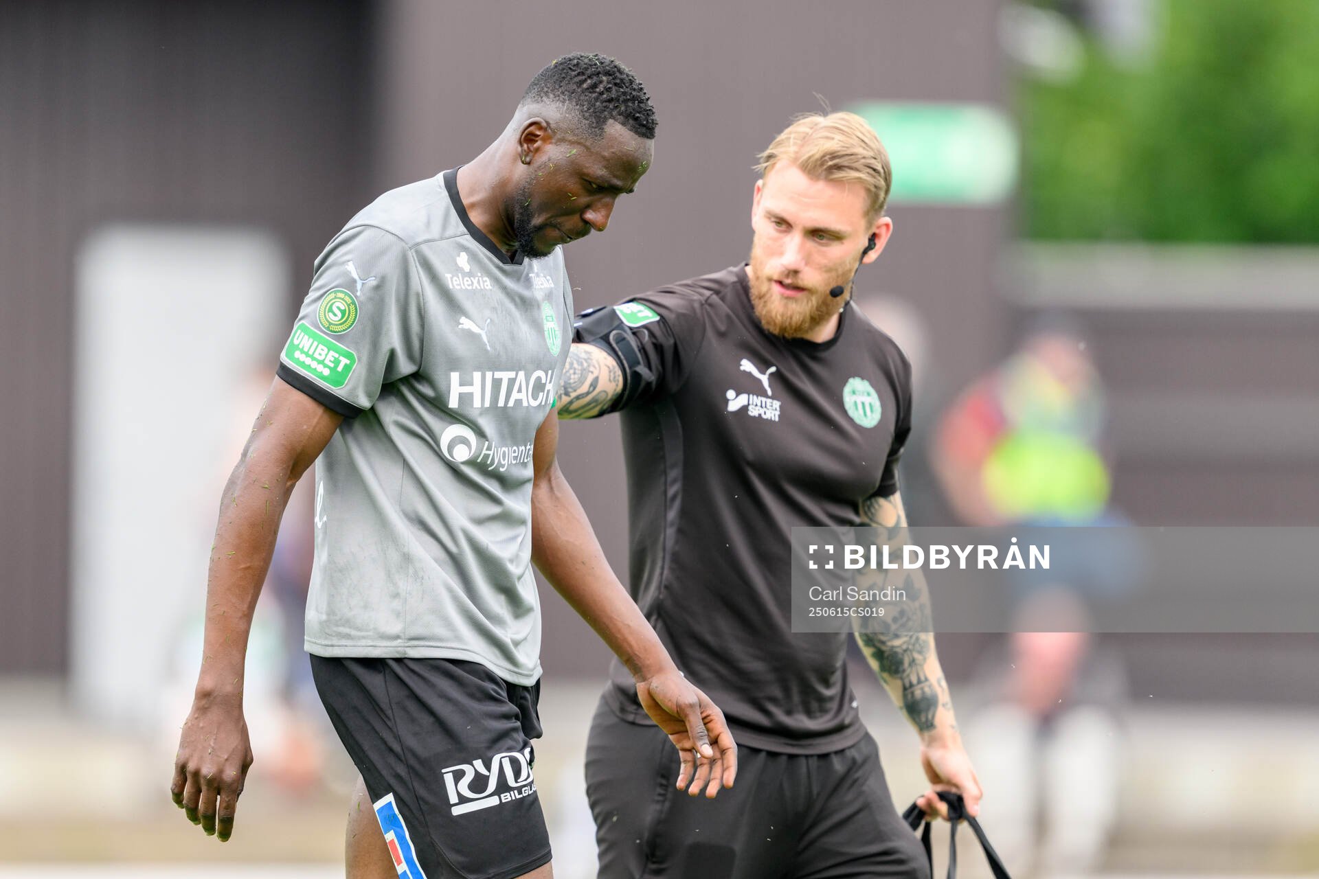 Västerås Frederic Nsabiyumva lämnar planen skadad