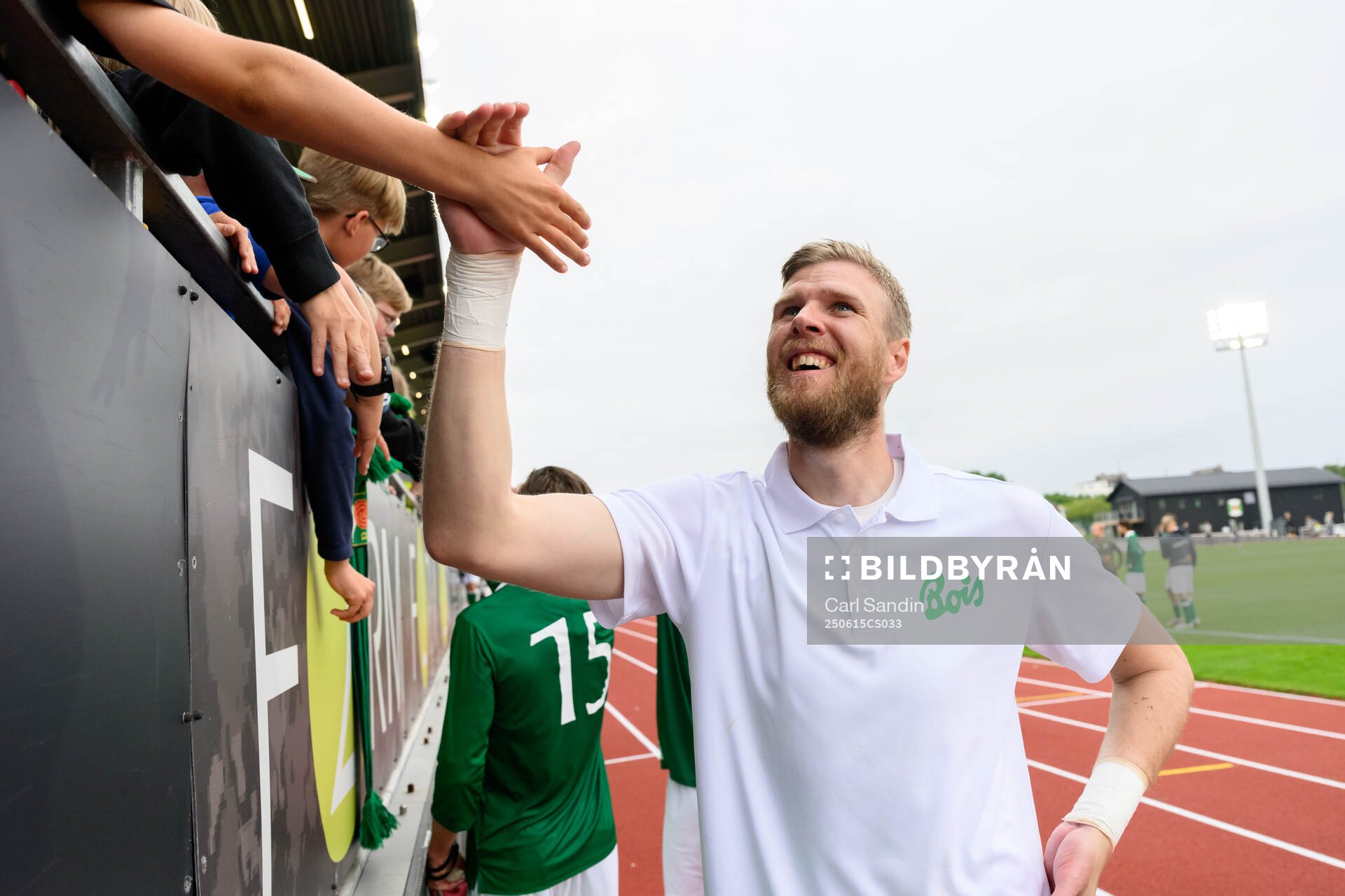 Varbergs målvakt Fredrik Andersson jublar
