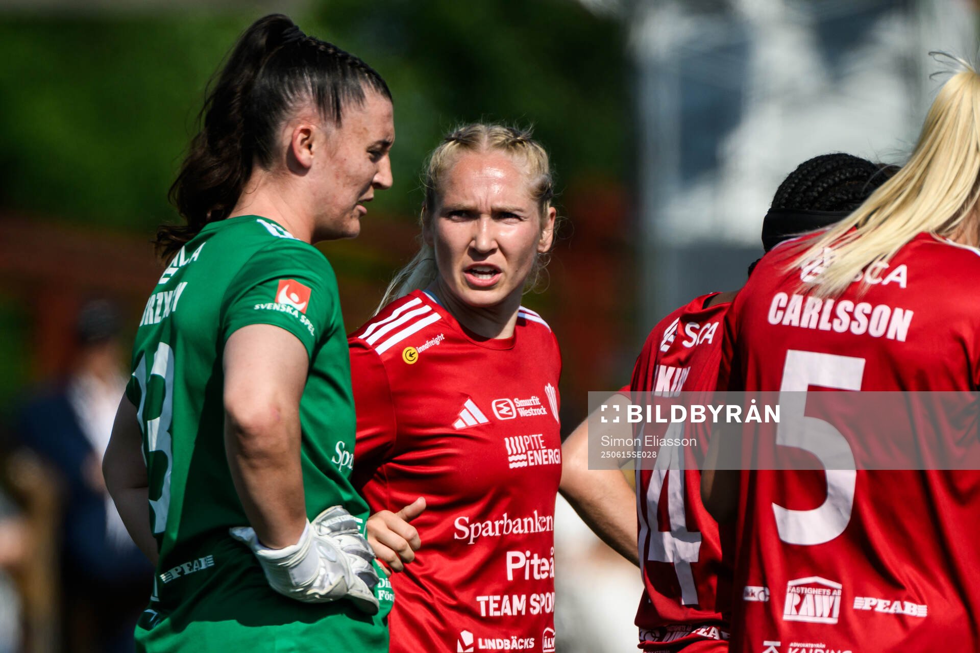 Piteås målvakt Lauren Brzykcy och Maggy Henschler deppar