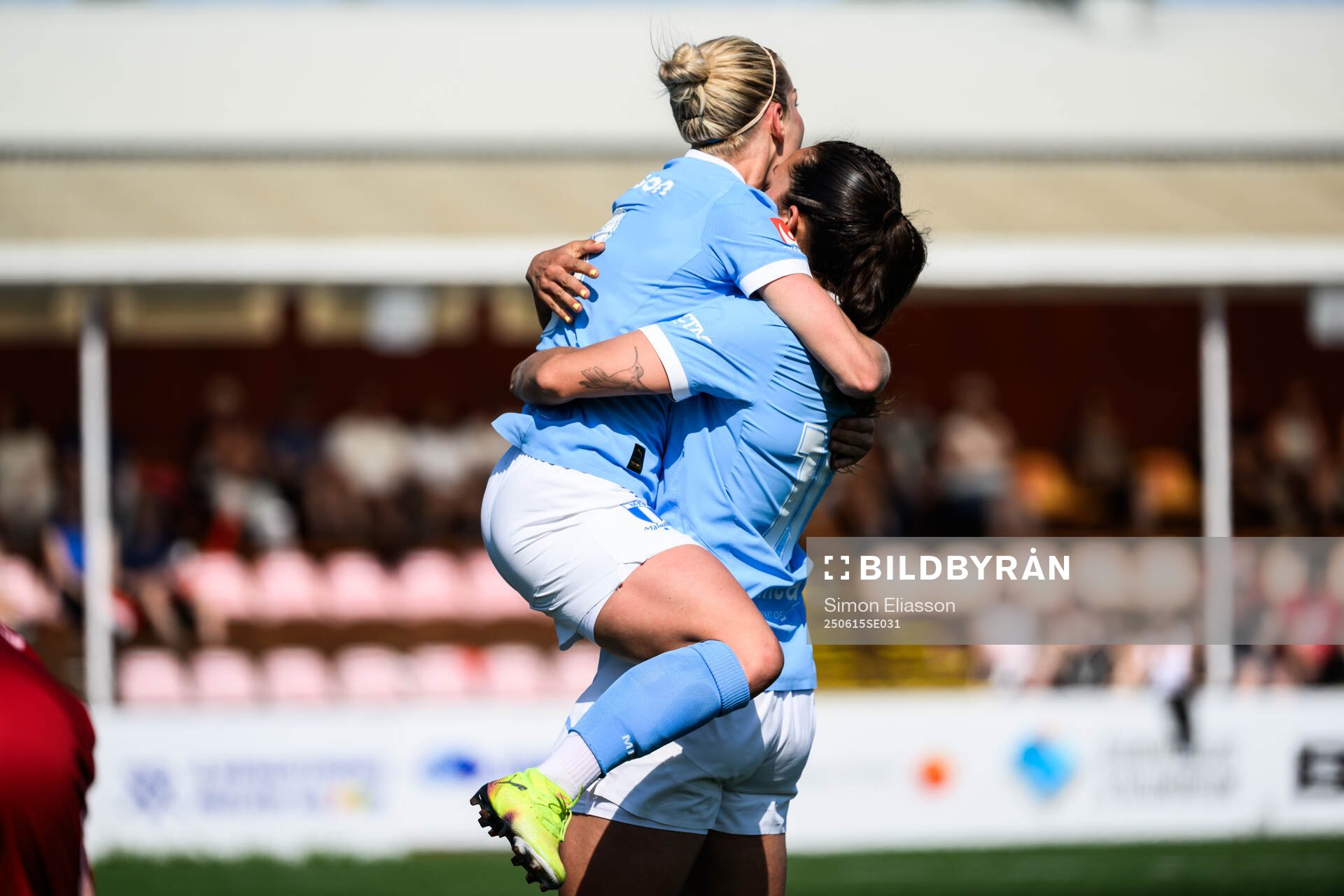Malmö FFs Mia Persson och Isabella D'Aquila jublar