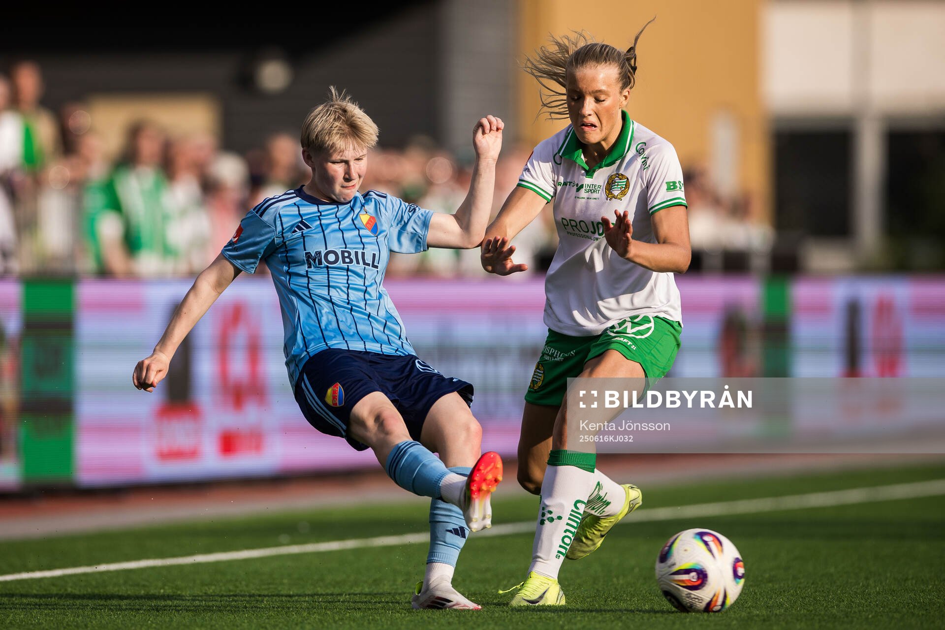Djurgårdens Olivia Ulenius och Hammarbys Smilla Holmberg