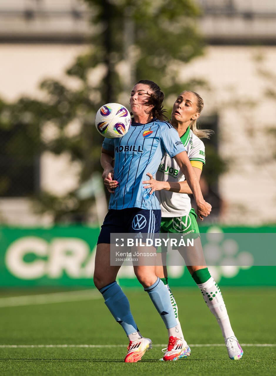 Djurgårdens Pauline Hammarlund och Hammarbys Alice Carlsson