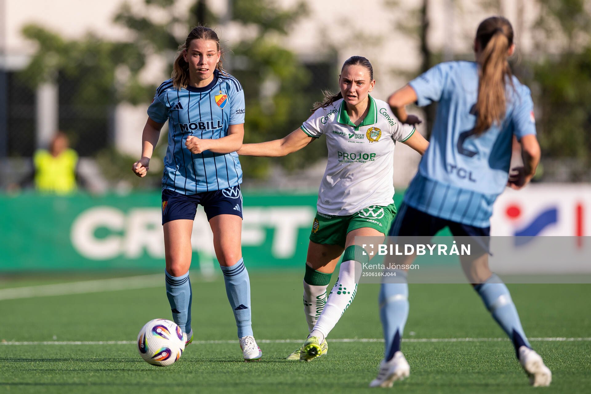Djurgårdens Elsa Pelgander och Hammarbys Vilde Hasund