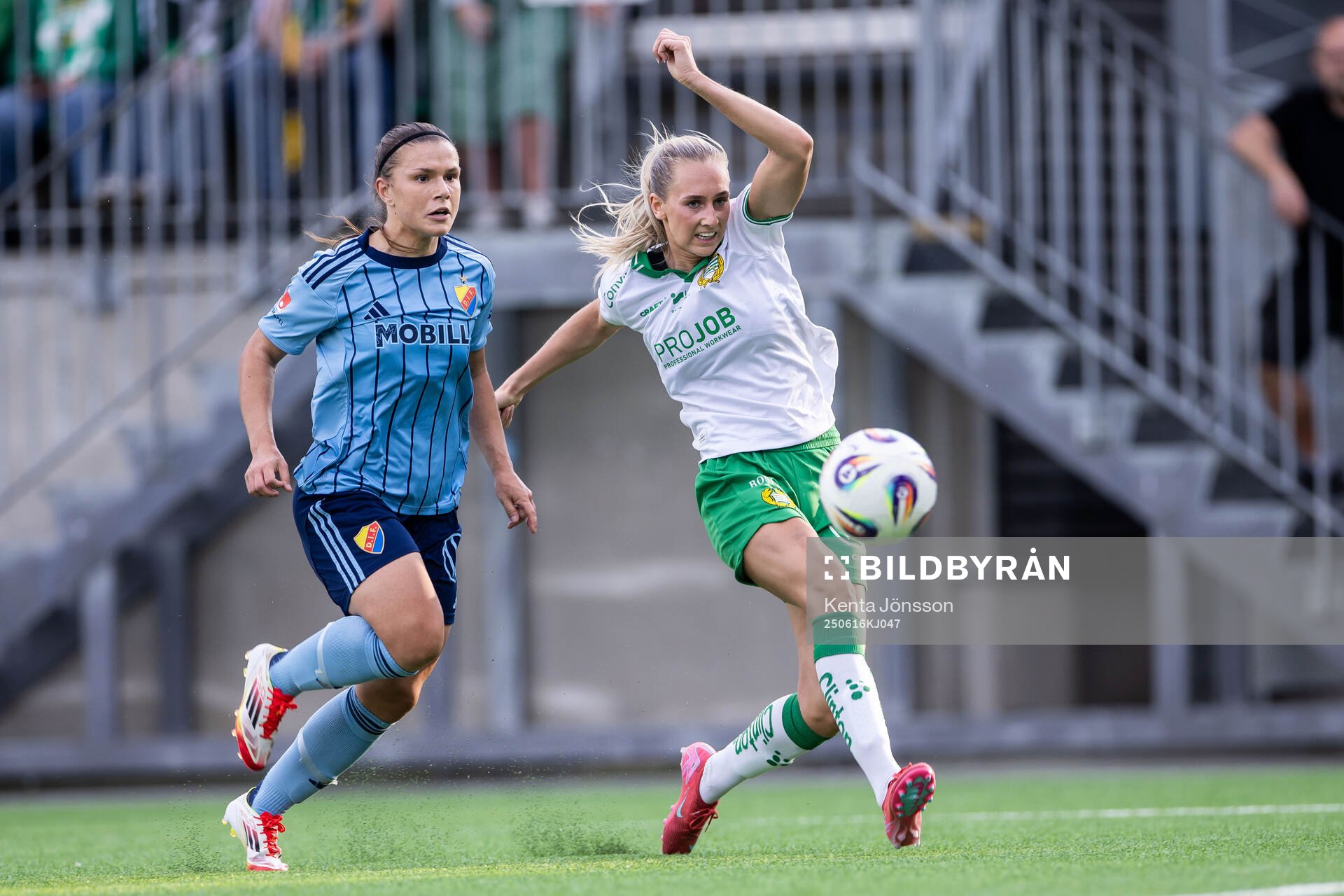 Djurgårdens Alexsandra Lobanova och Hammarbys Ellen