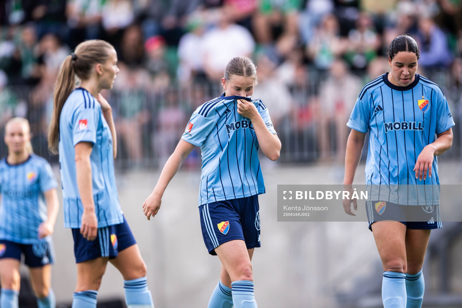 Djurgårdens Elsa Pelgander och Camille Ashe deppar