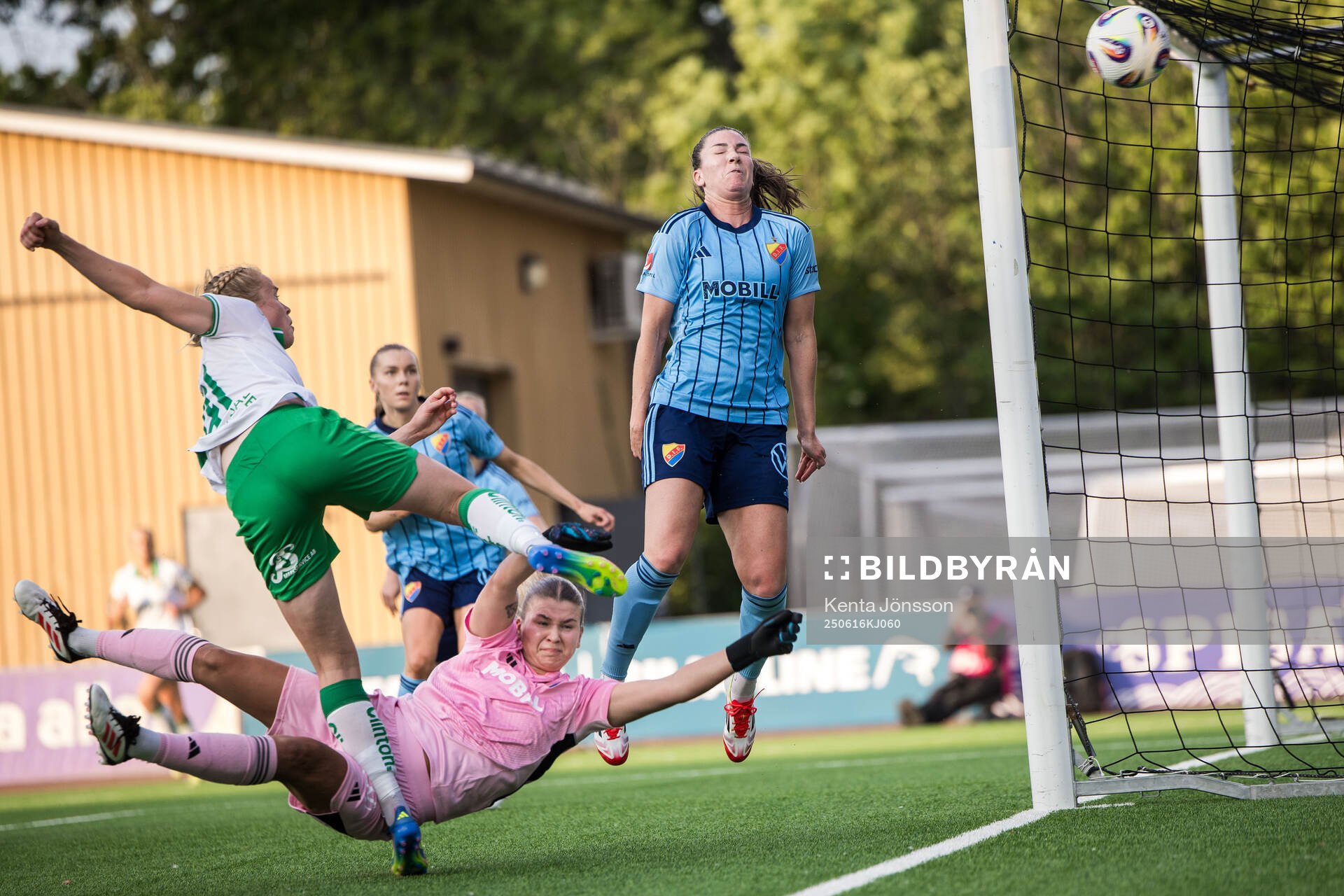 Hammarbys Julie Blakstad mor Djurgårdens målvakt Anna