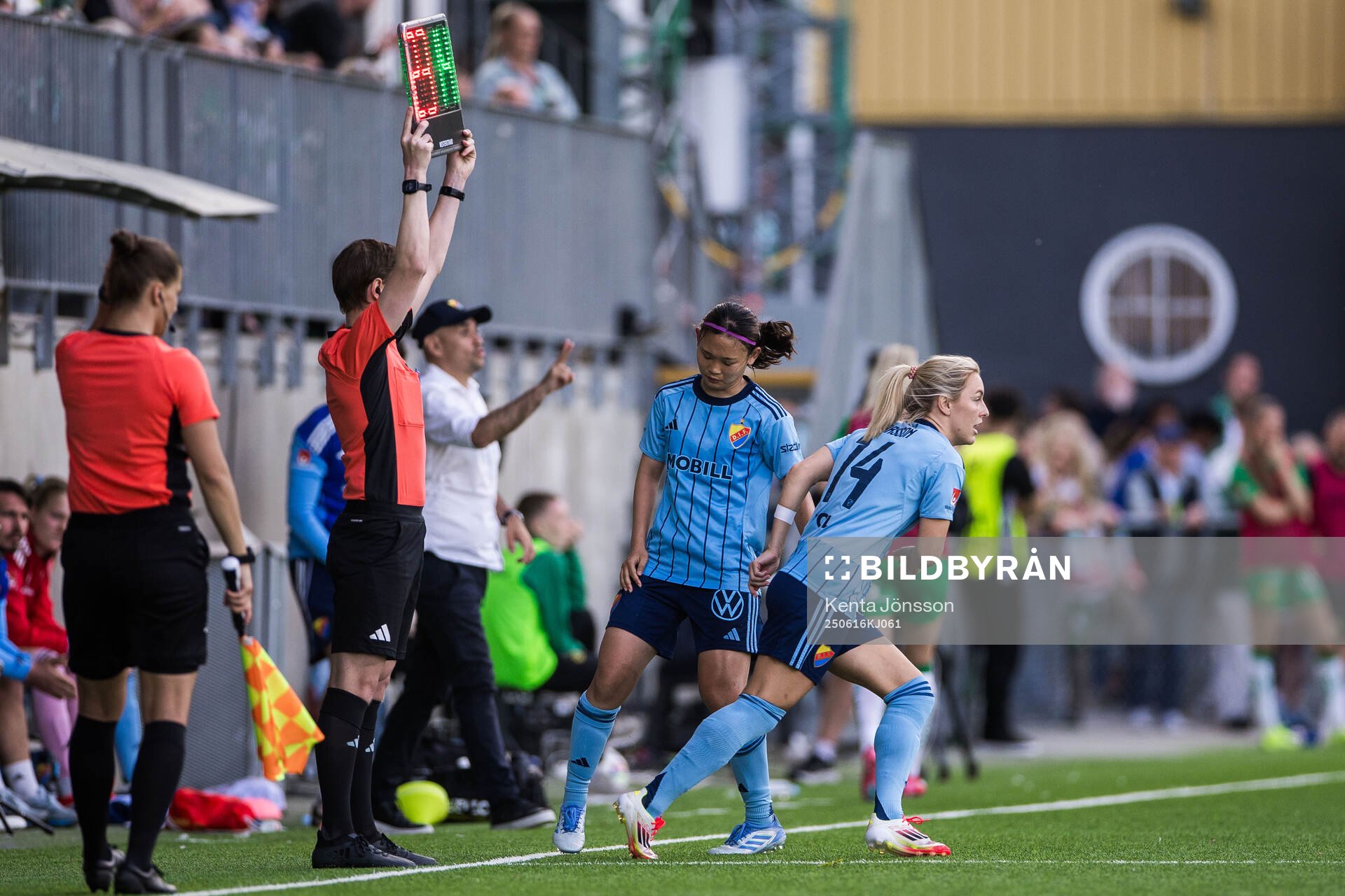 Djurgårdens Mimmi Larsson och Urara Watanabe