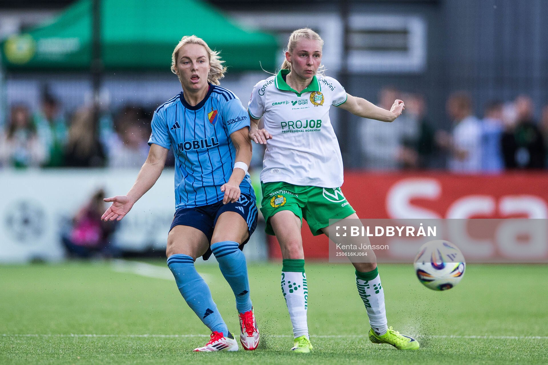 Djurgårdens Mimmi Larsson och Hammarbys Emilie Joramo
