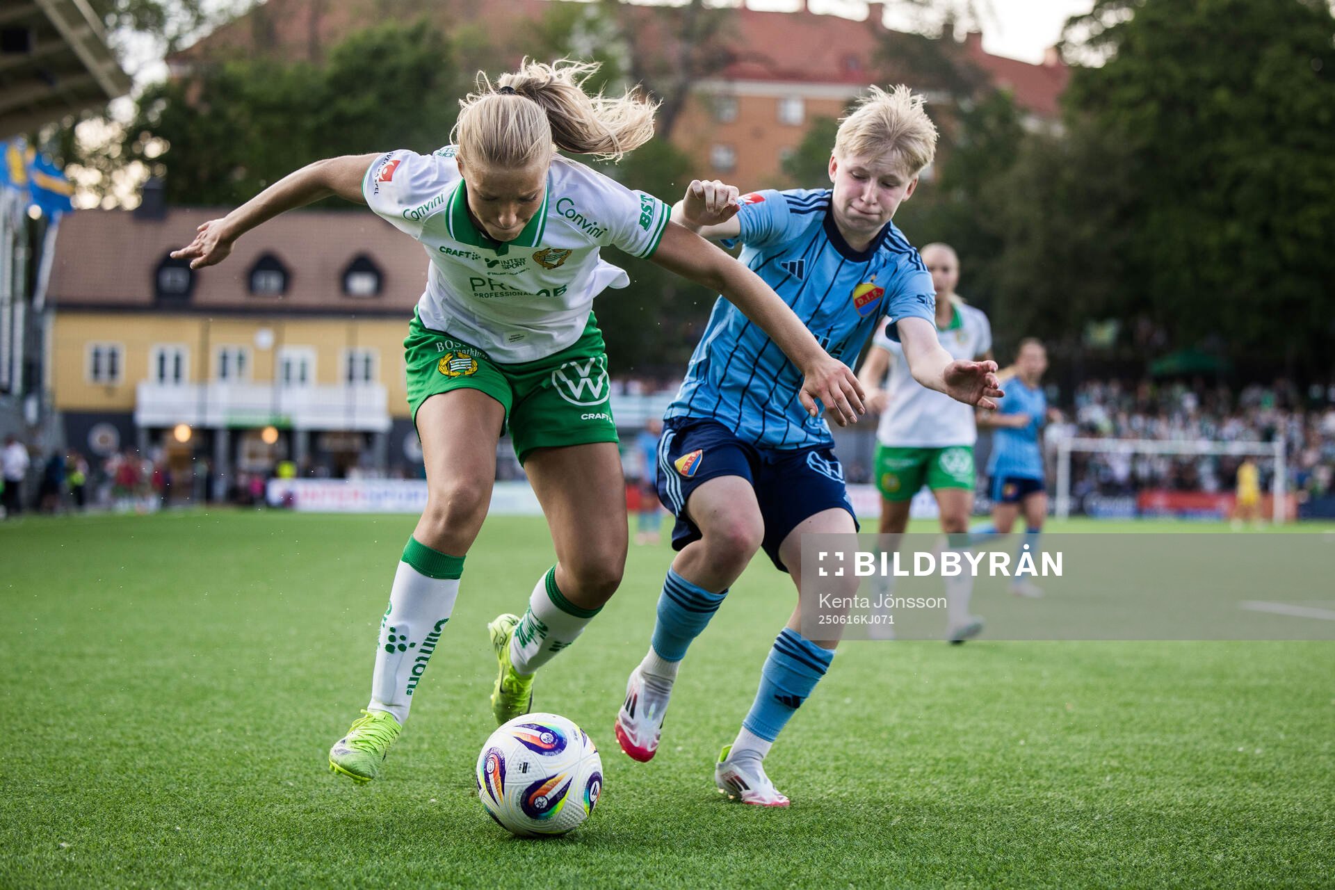 Hammarbys Smilla Holmberg och Djurgårdens Olivia Ulenius