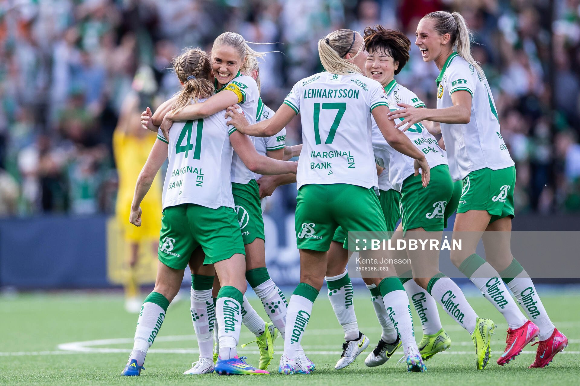 Hammarbys Julie Blakstad jublar med lagkamrater