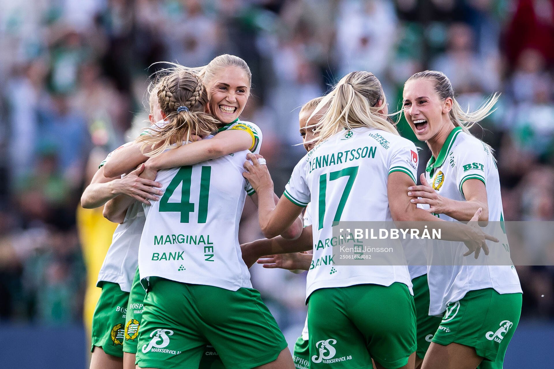 Hammarbys Julie Blakstad jublar med lagkamrater