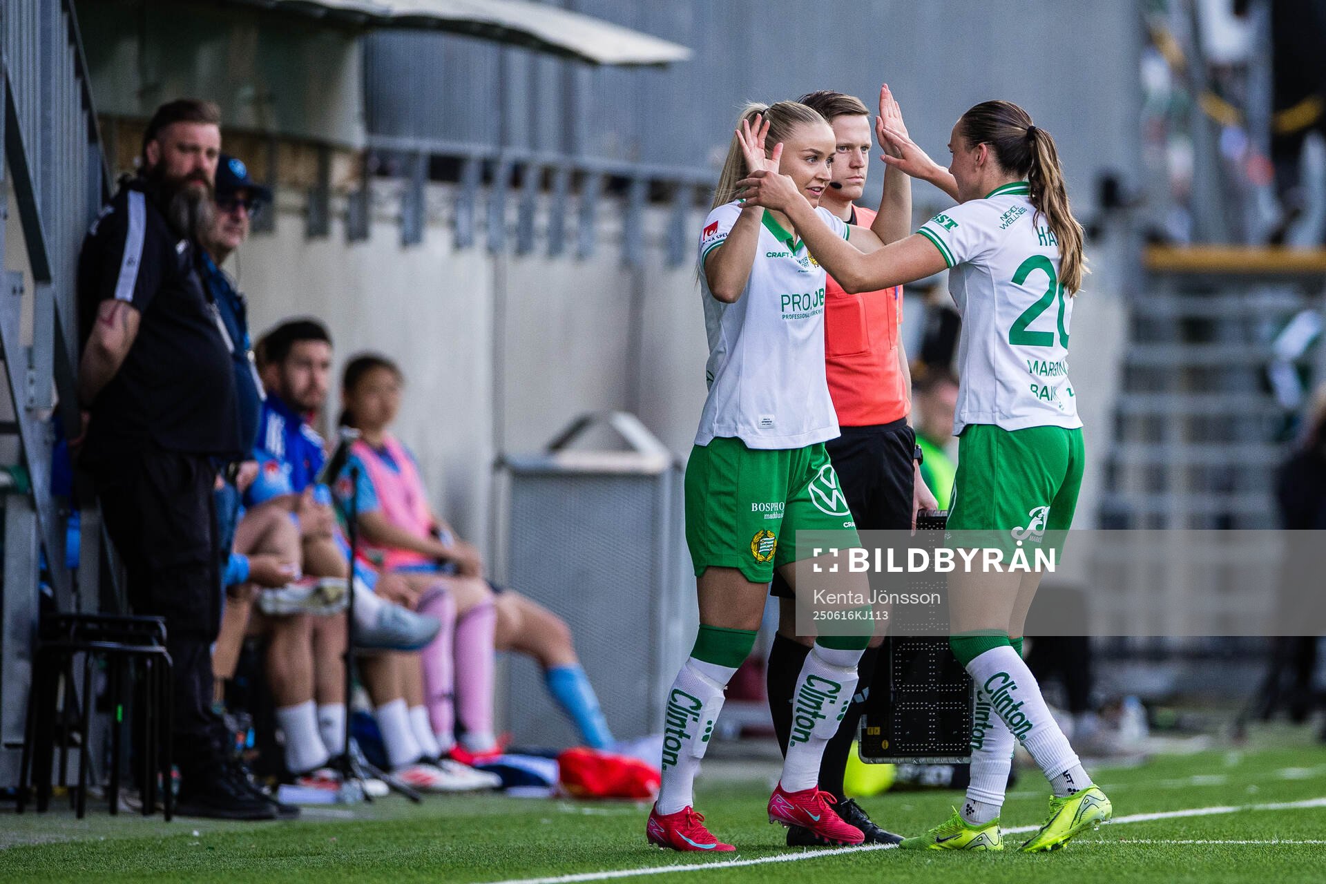 Hammarbys Anna Jøsendal och Vilde Hasund i ett byte