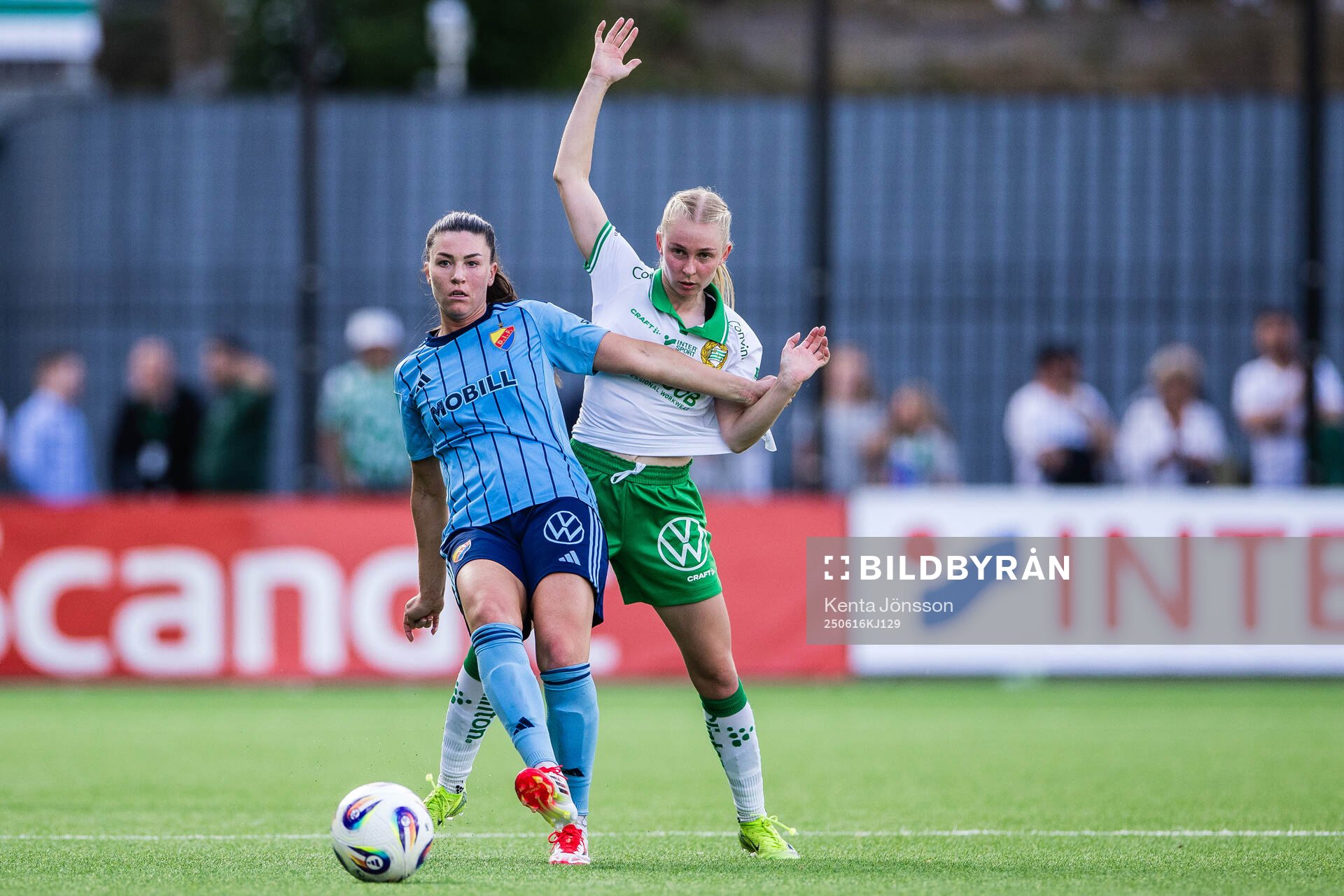 Djurgårdens Pauline Hammarlund och Hammarbys Emilie Joramo