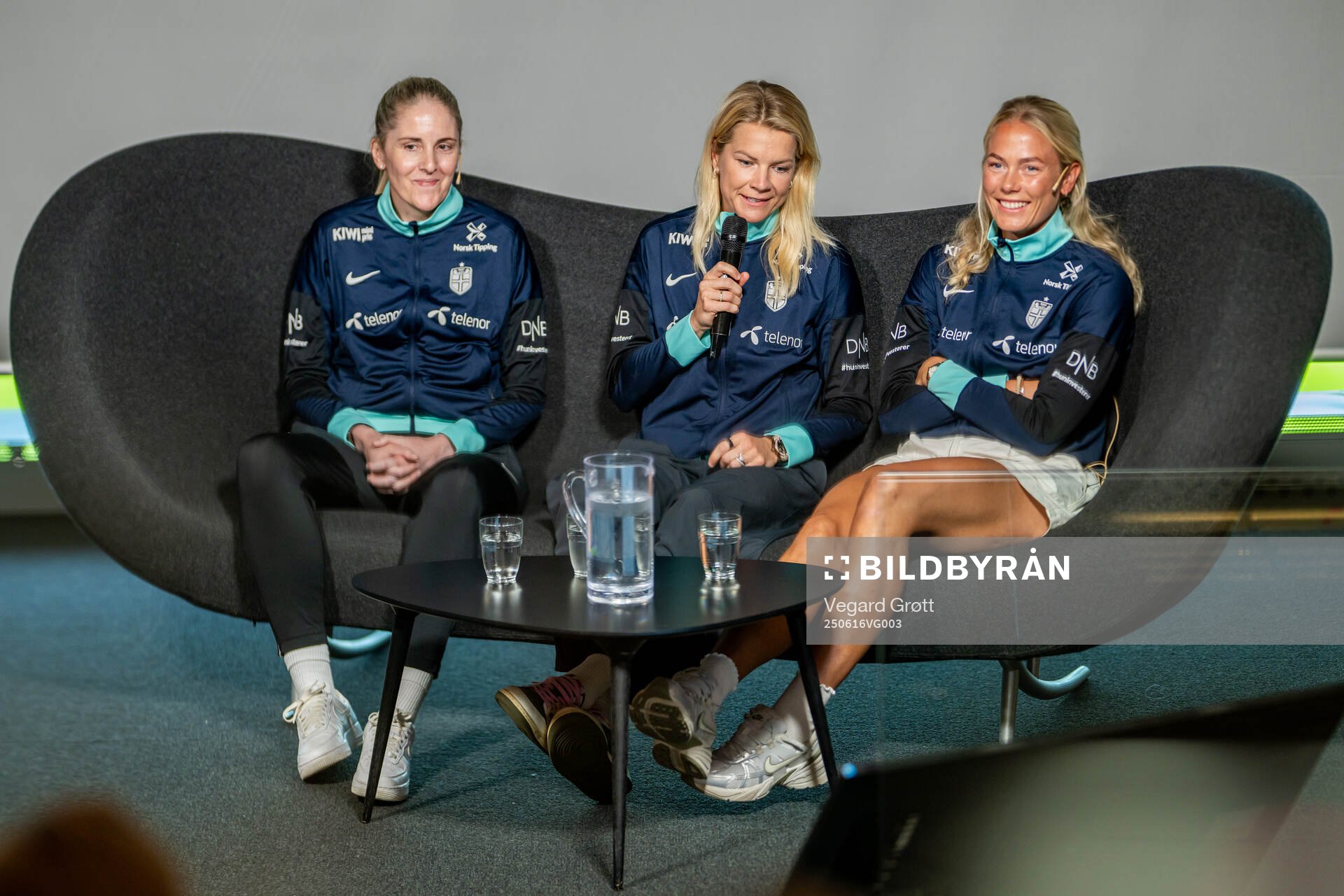 Head coach Gemma Grainger, Ada Hegerberg and Guro Bergsvand