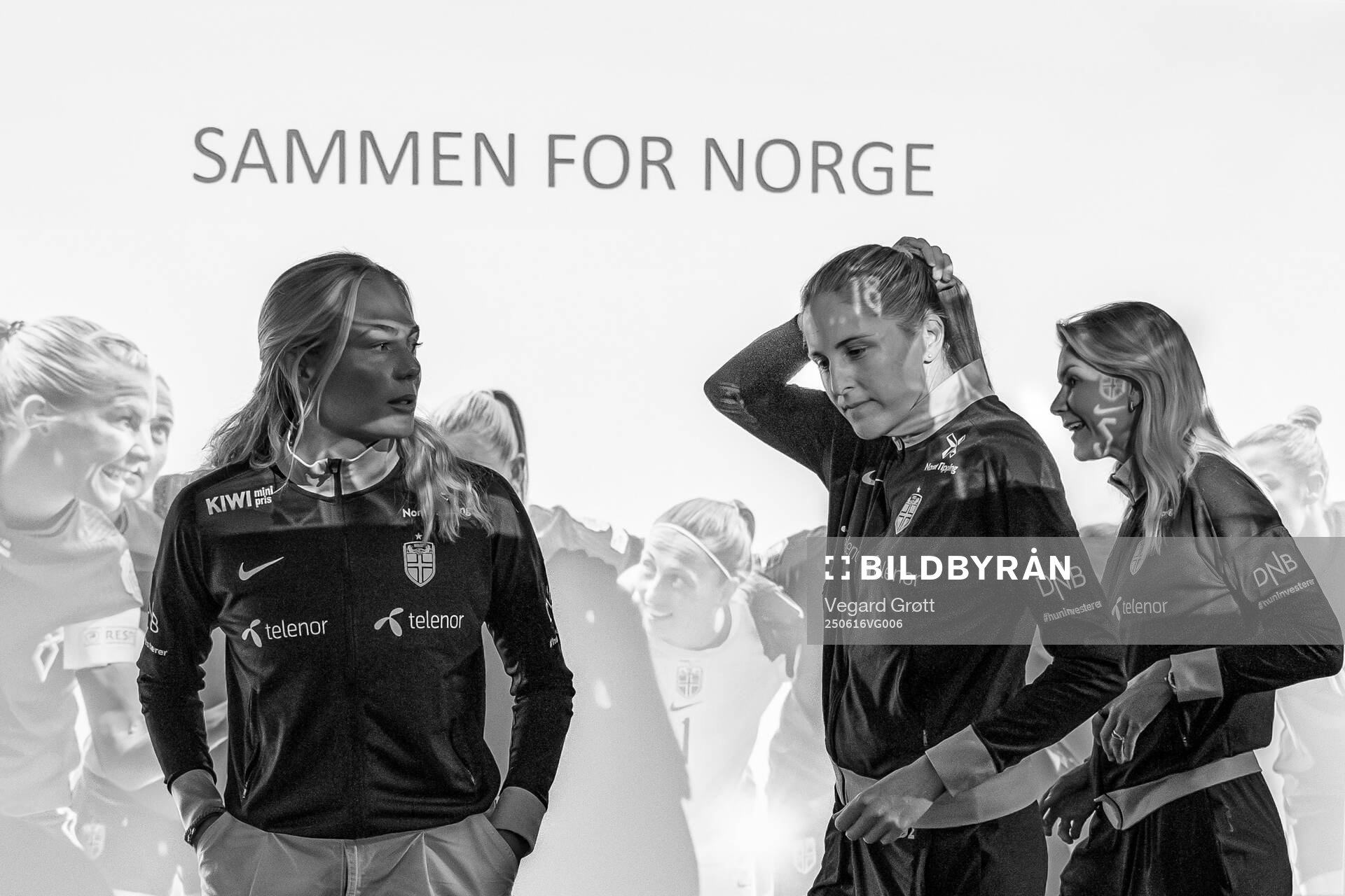 Guro Bergsvand, head coach Gemma Grainger and Ada Hegerberg