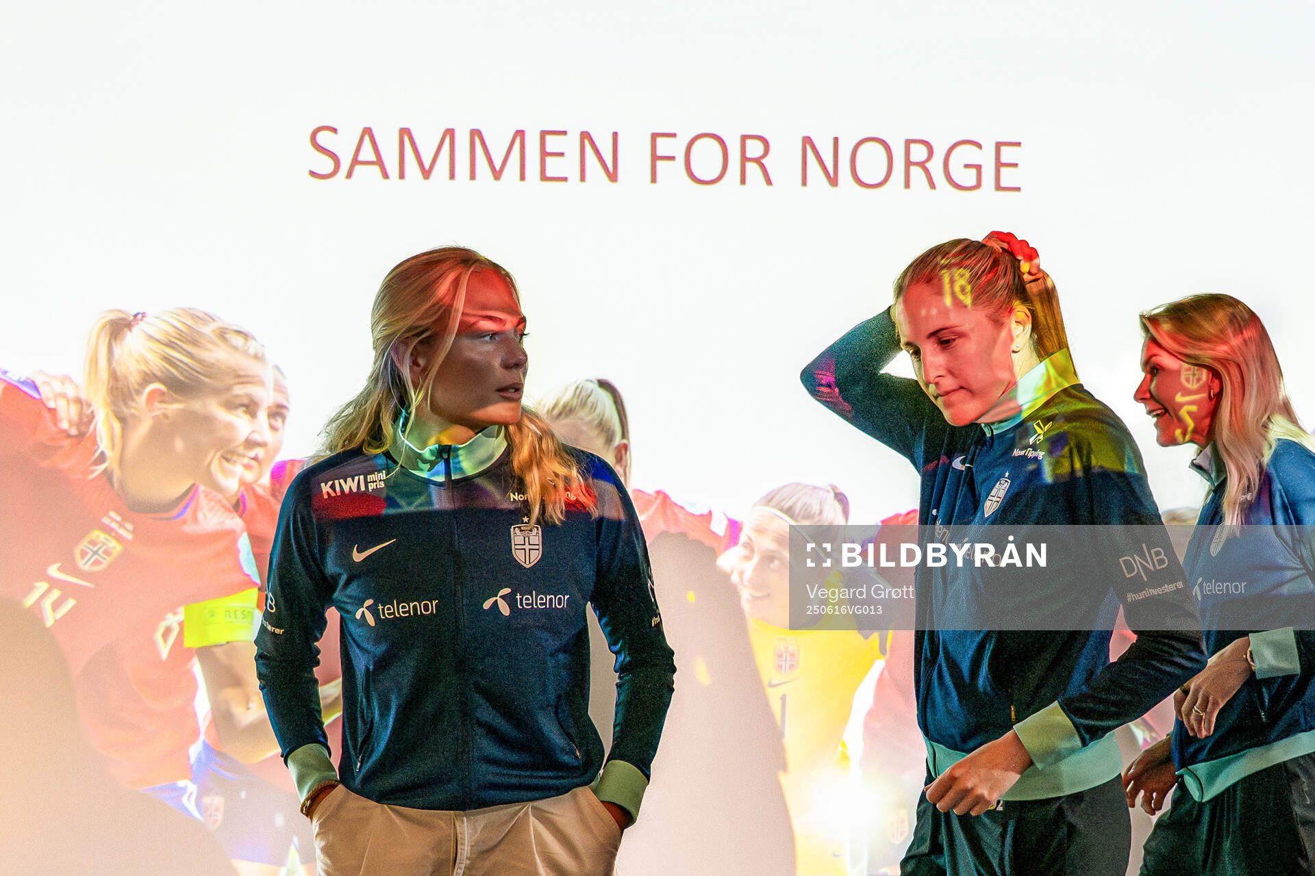 Guro Bergsvand, head coach Gemma Grainger and Ada Hegerberg