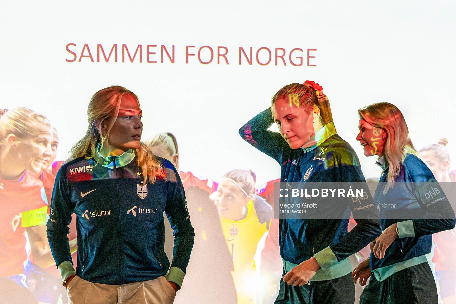 Guro Bergsvand, head coach Gemma Grainger and Ada Hegerberg
