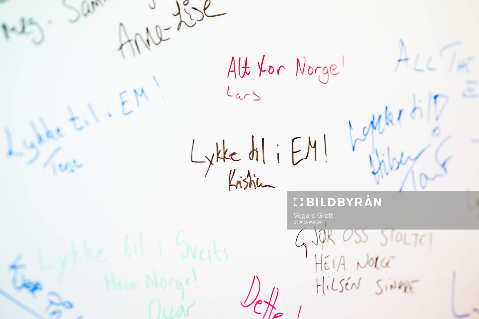 A board with greetings to the Norwegian women's national
