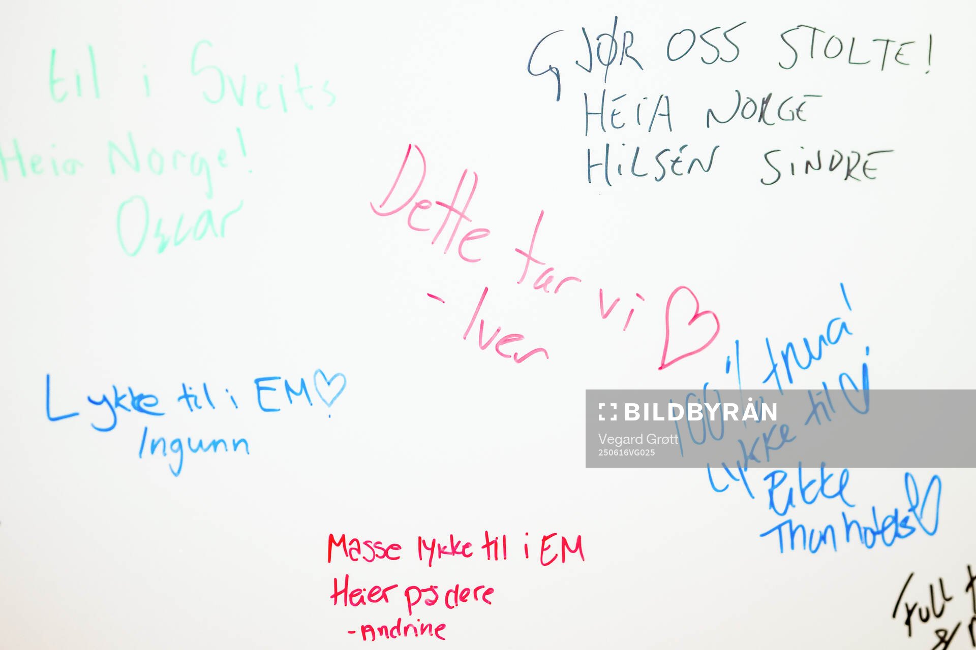 A board with greetings to the Norwegian women's national