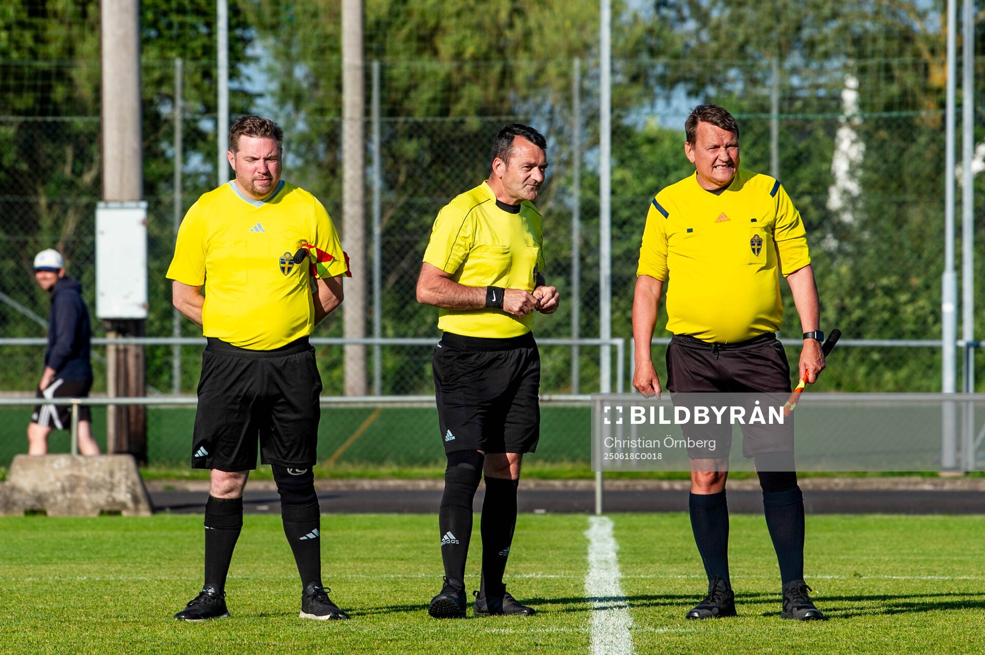 Domare Elvid Imsirovic med assisterande domare Daniel Jerre