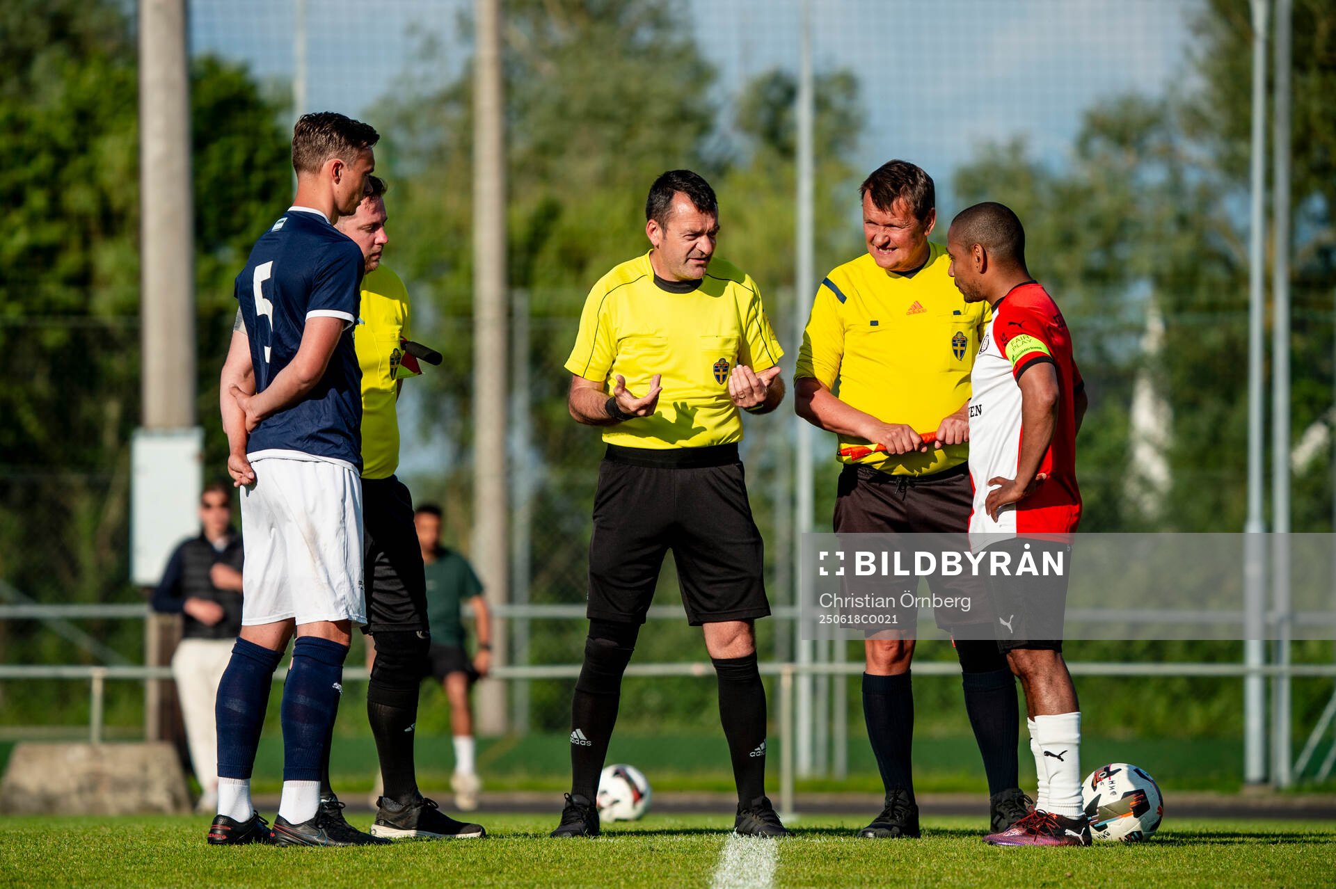 Domare Elvid Imsirovic med FC Näsets Lucas Lundström och