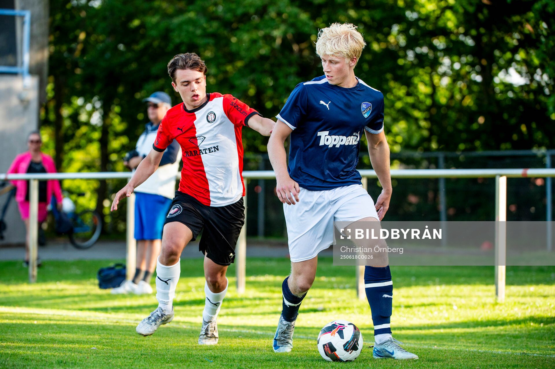 Höllvikens Manuel Albini och FC Näsets Hampus Bergman