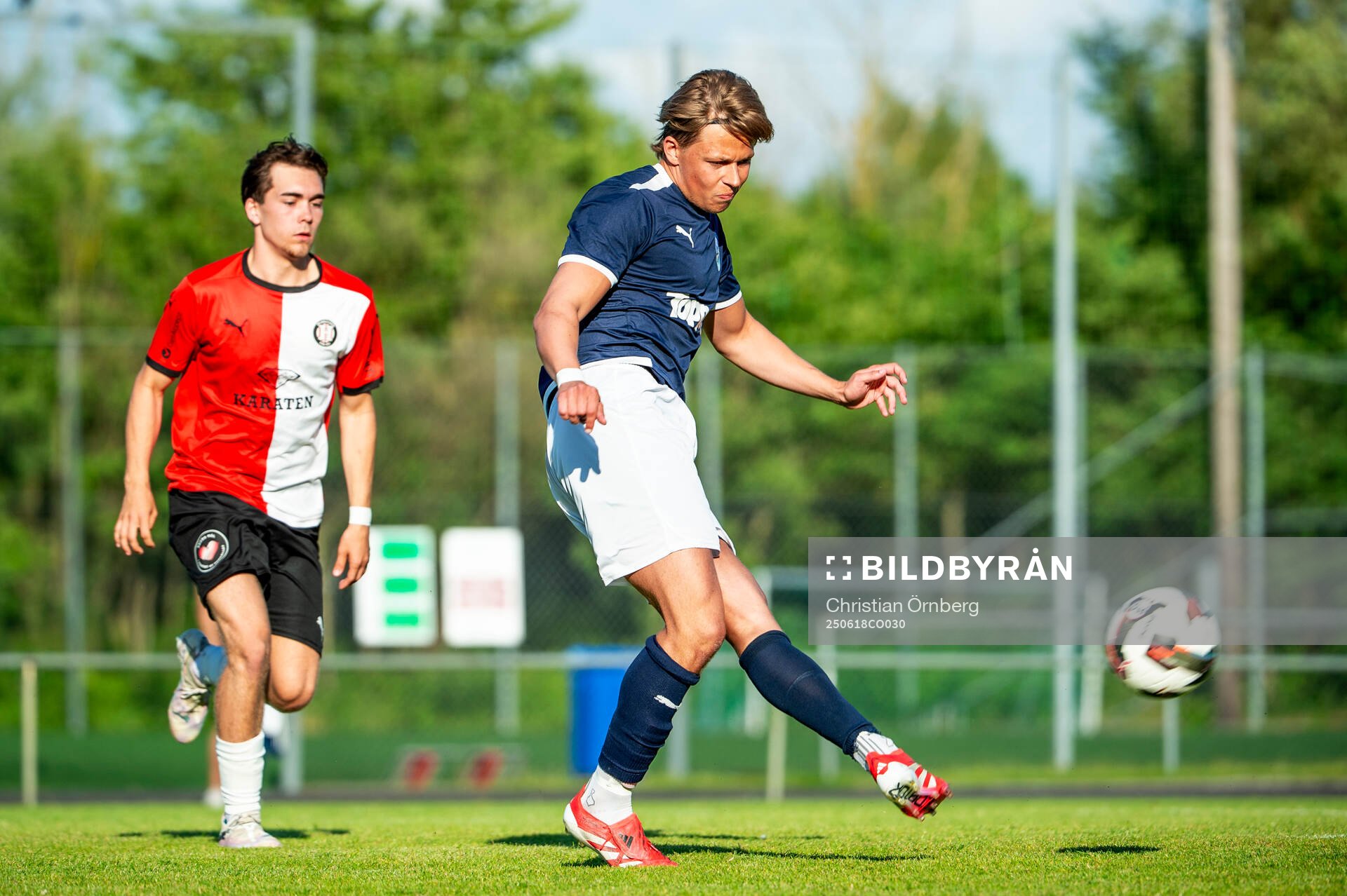 Höllvikens Justus Biström och FC Näsets Gustav Johnsson