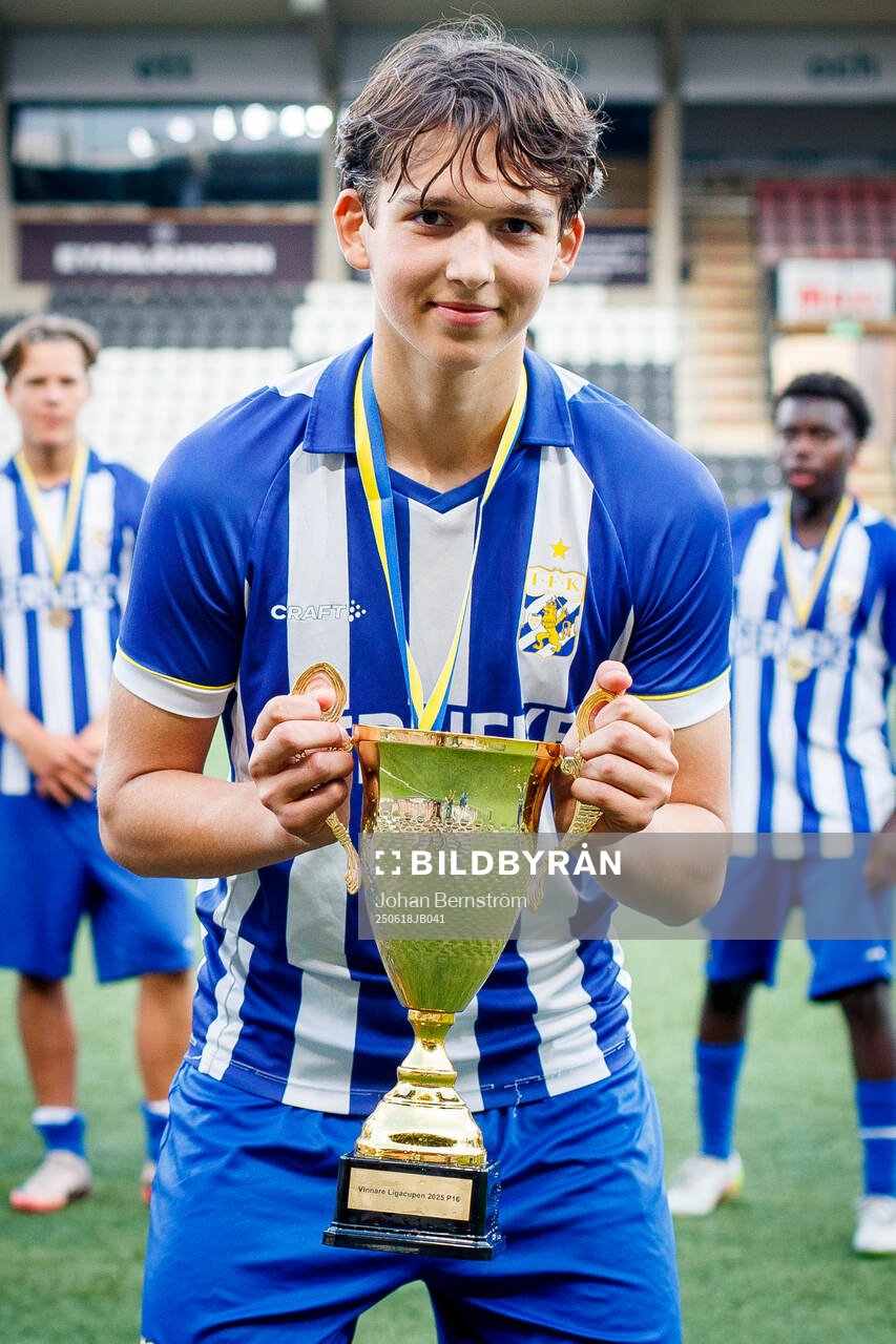 Göteborgs Filip Kokolj jublar med bucklan