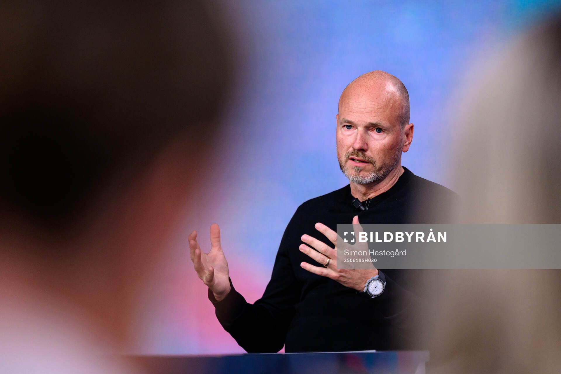 Viaplays sportchef Erik Westberg i studion