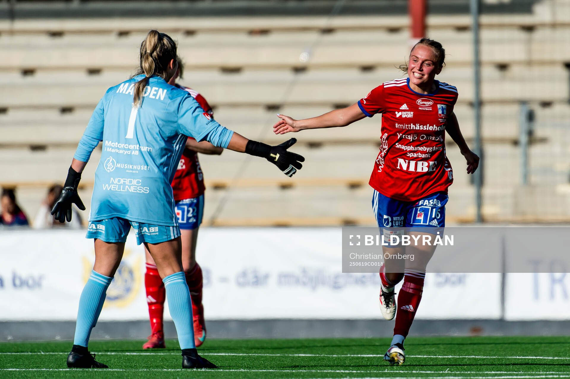 Vittsjös Olivia Wänglund och Savannah Madden jublar