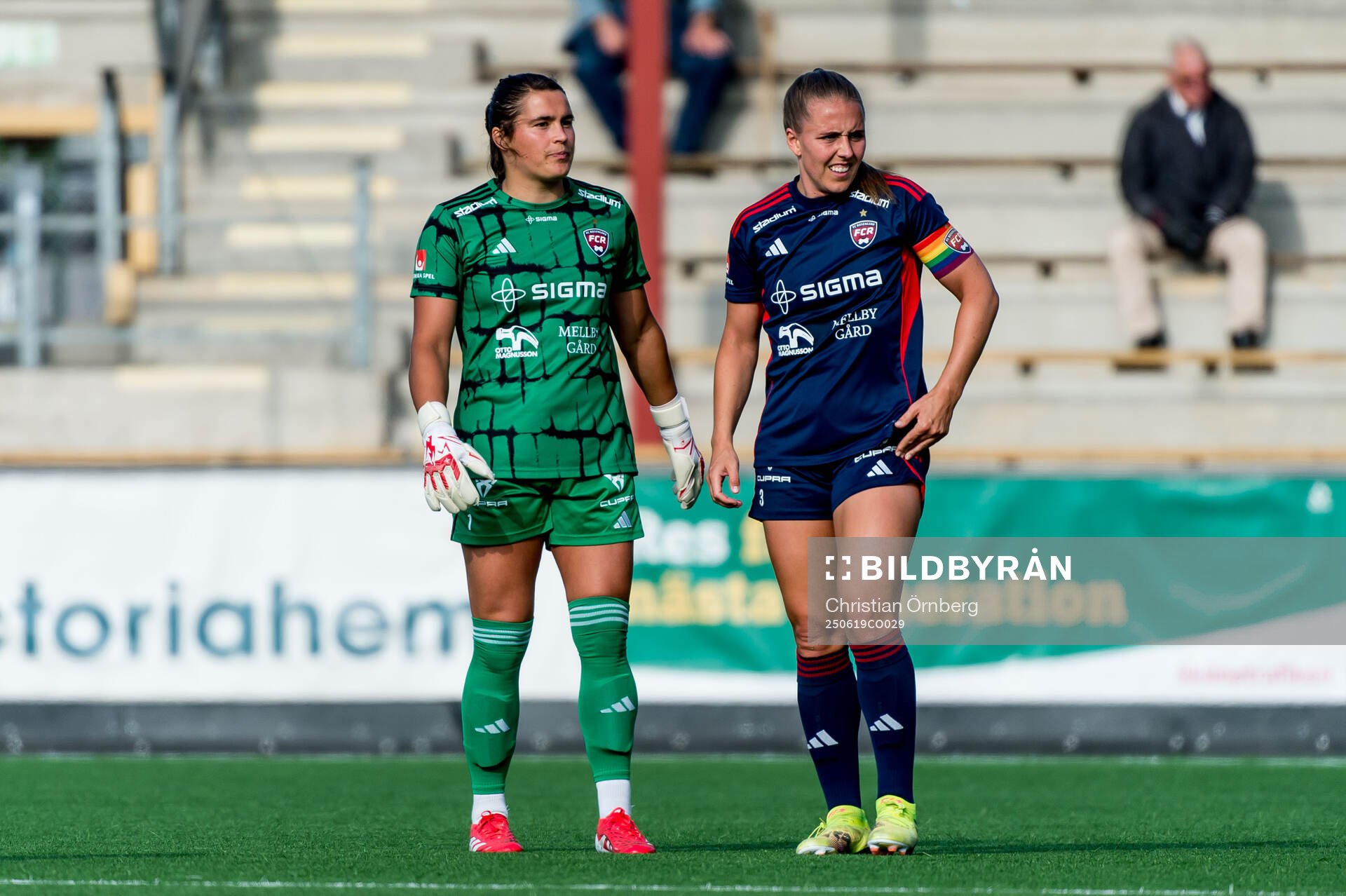 Rosengårds målvakt Eartha Cumings och Gudrun Arnardottir