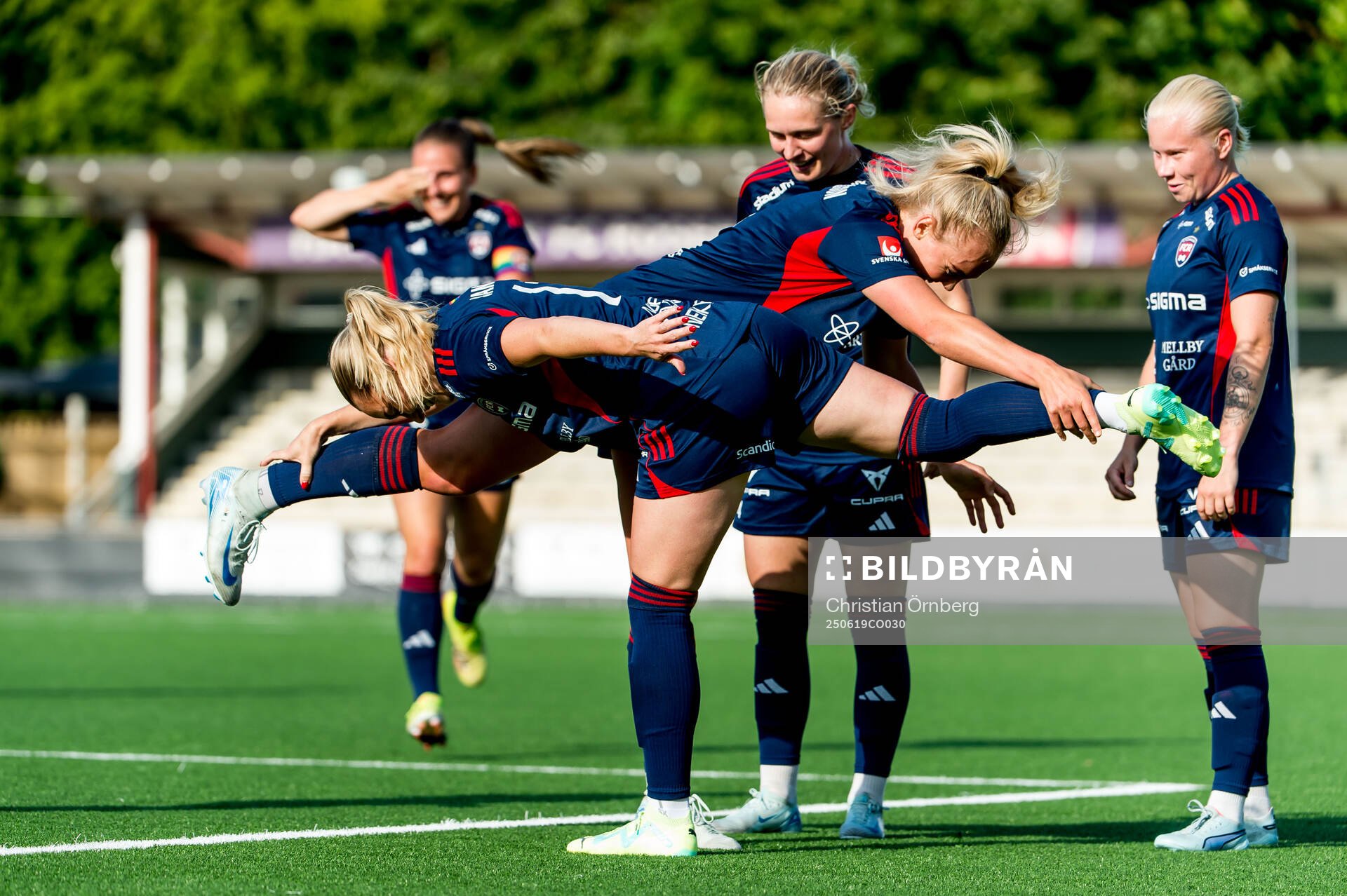 Rosengårds Emma Jansson och Molly Johansson i en