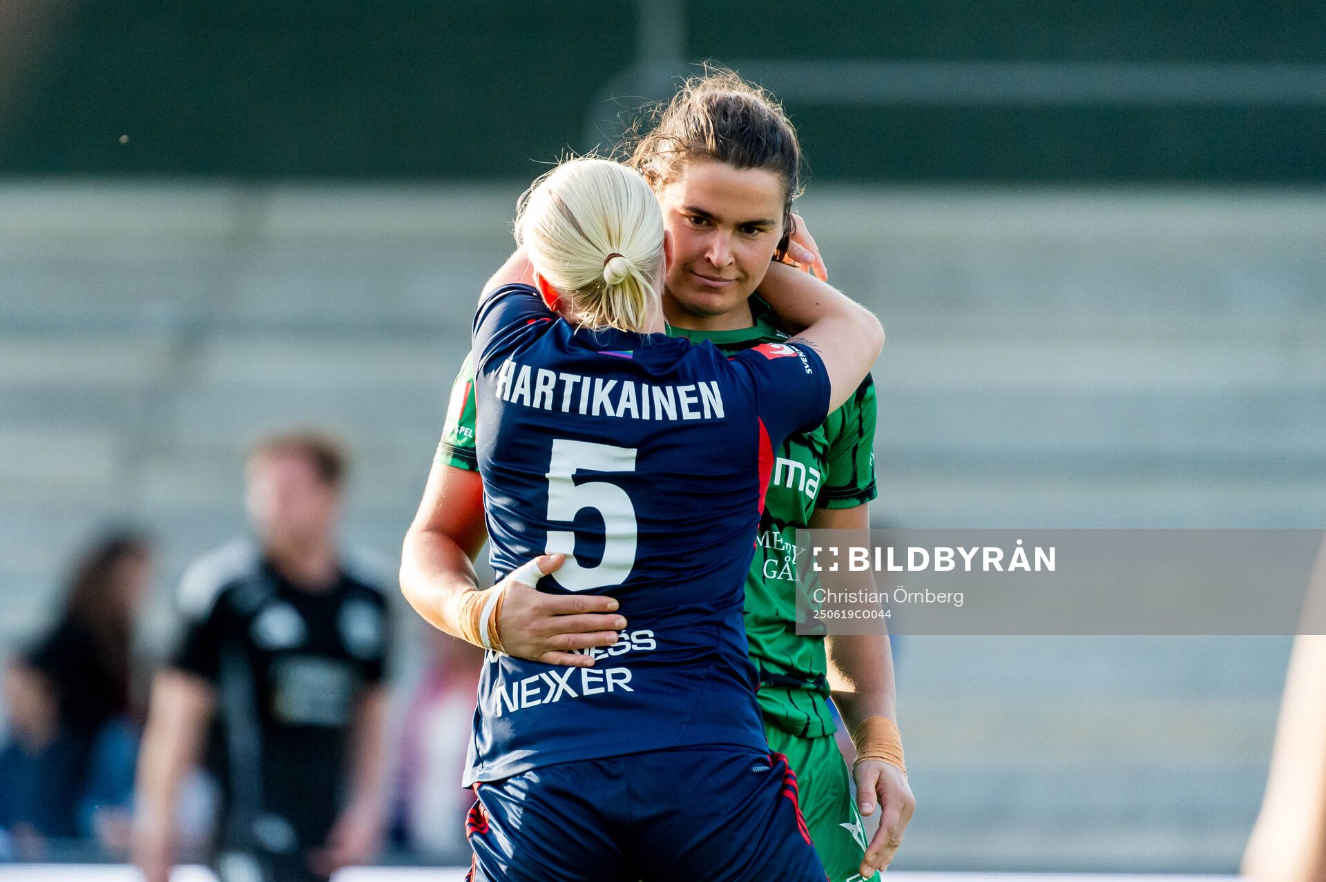 Rosengårds Anni Hartikainen och målvakt Eartha Cumings