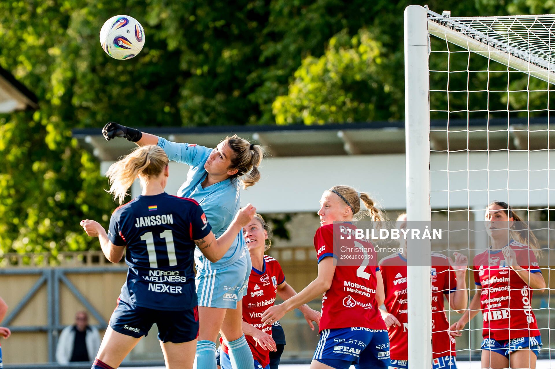 Rosengårds Emma Jansson och Vittsjös målvakt Savannah