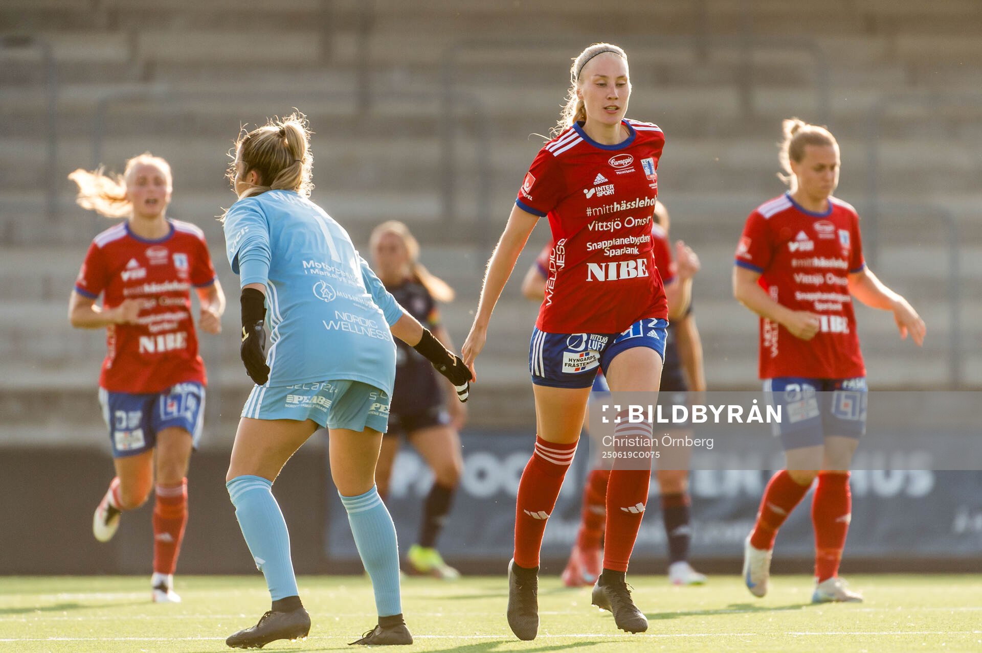 Vittsjös målvakt Savannah Madden och Sanni Ojanen jublar