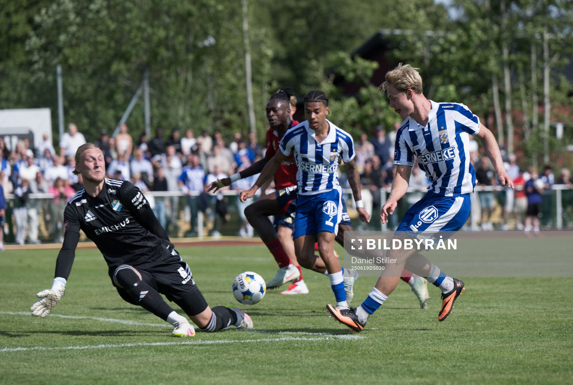 Östers målvakt Carl Lundahl Persson och IFK Göteborgs