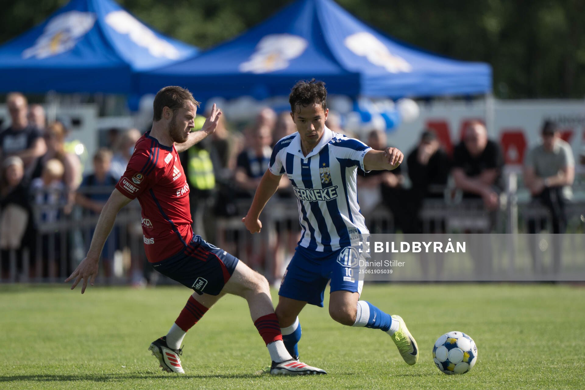Östers Daniel Ljung och IFK Göteborgs Hussein Carneil