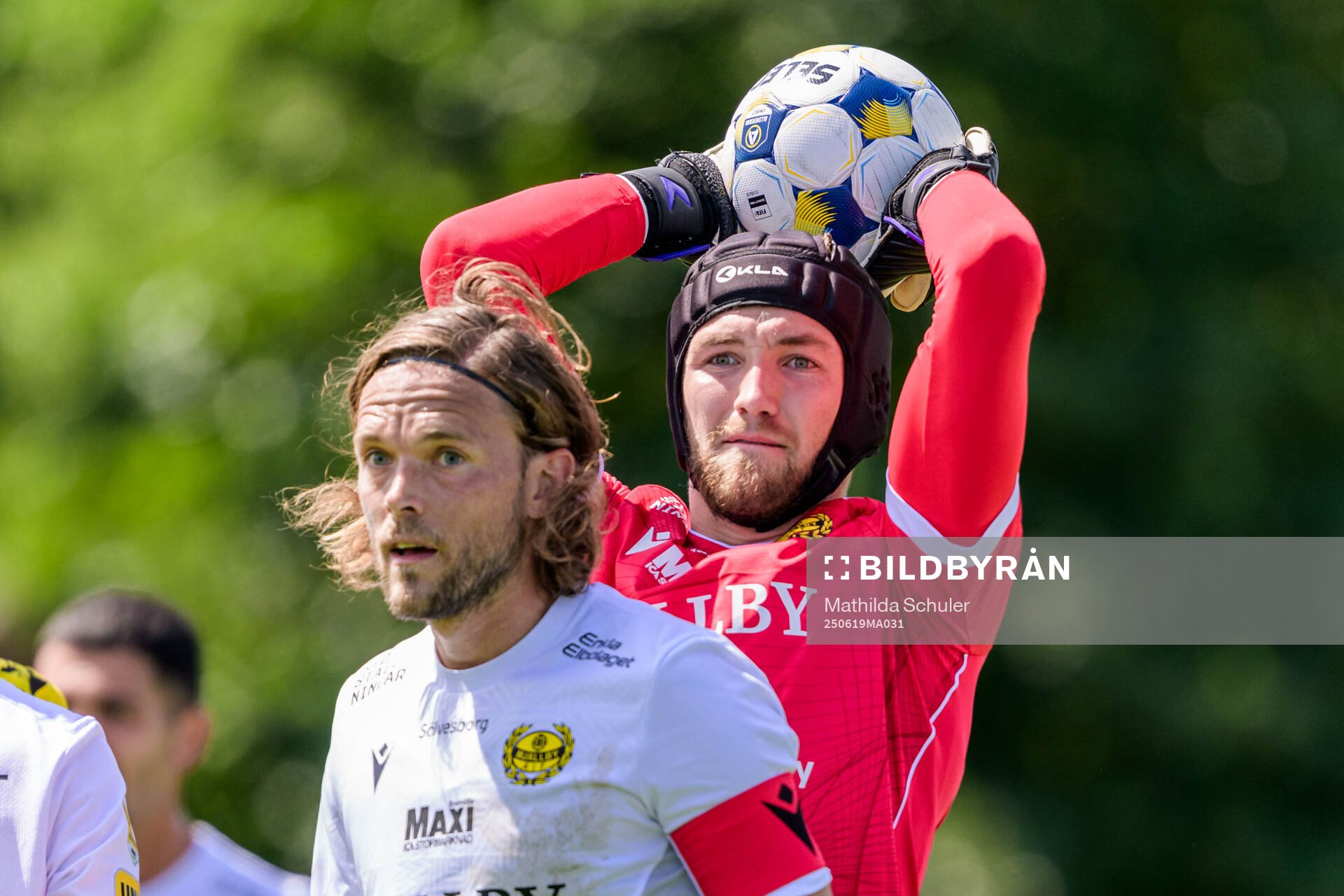 Mjällbys Tom Pettersson och målvakt Noel Törnqvist