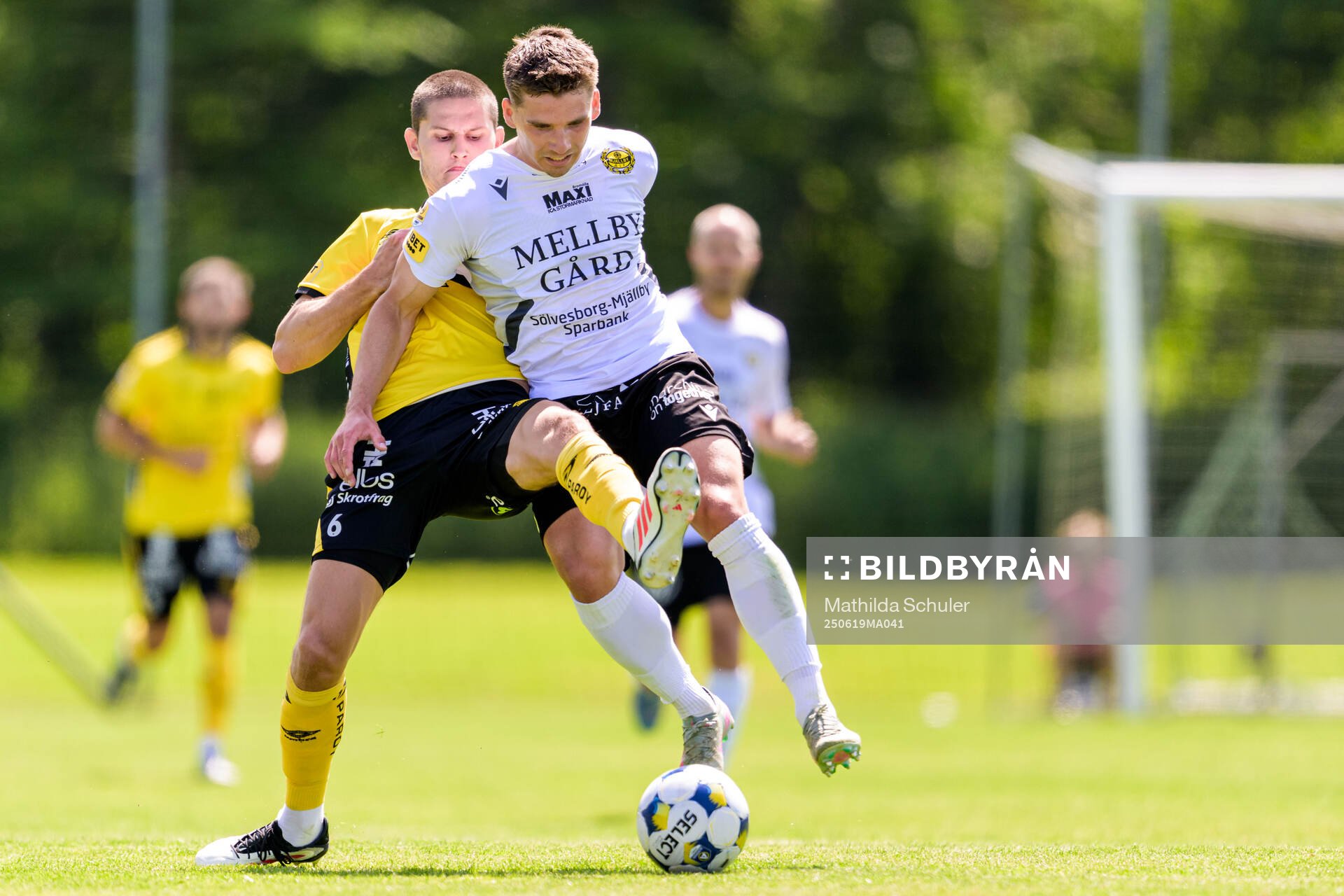 Elfsborgs Rasmus Wikström och Mjällbys Timo Stavitski