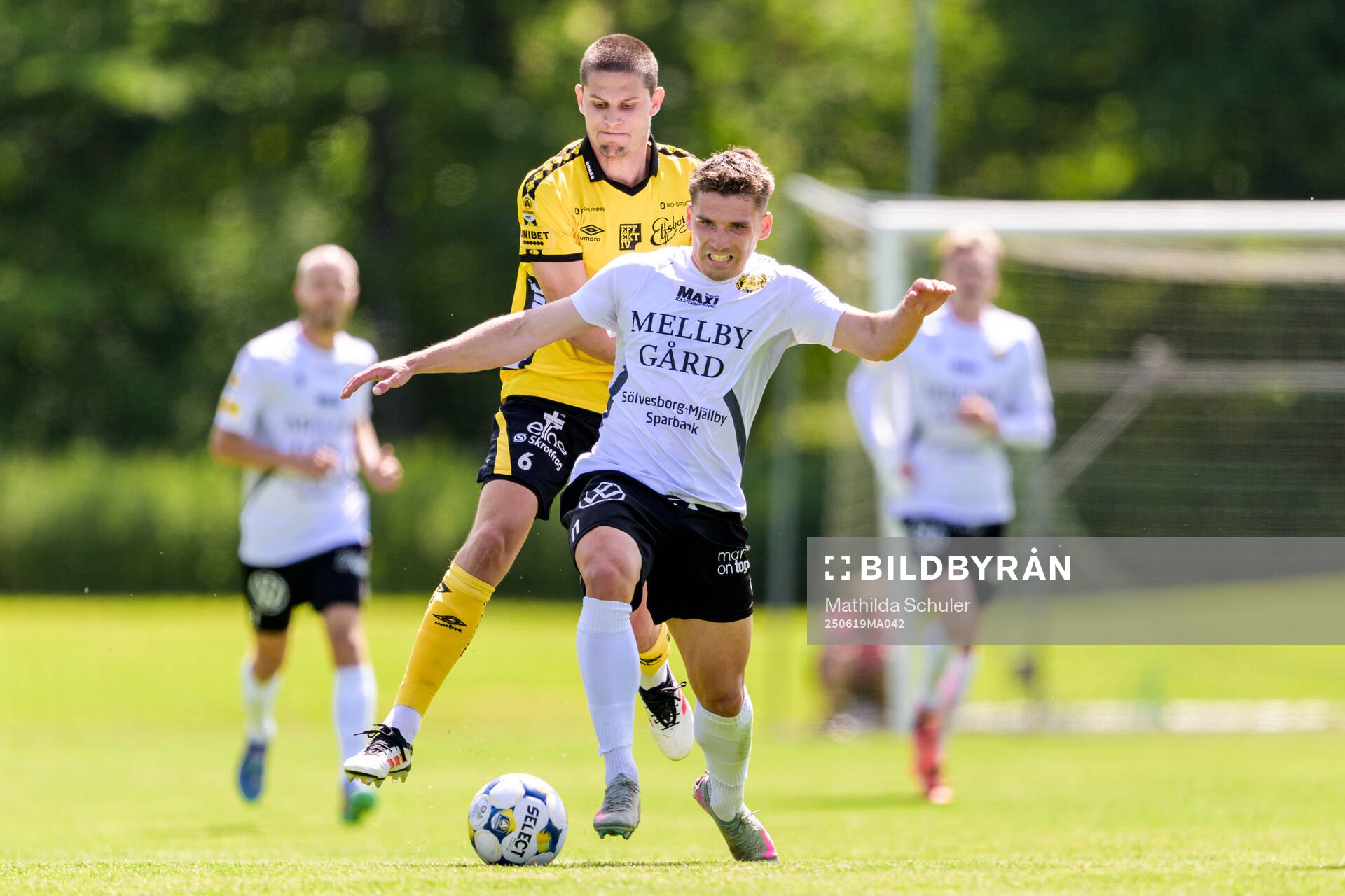 Elfsborgs Rasmus Wikström och Mjällbys Timo Stavitski