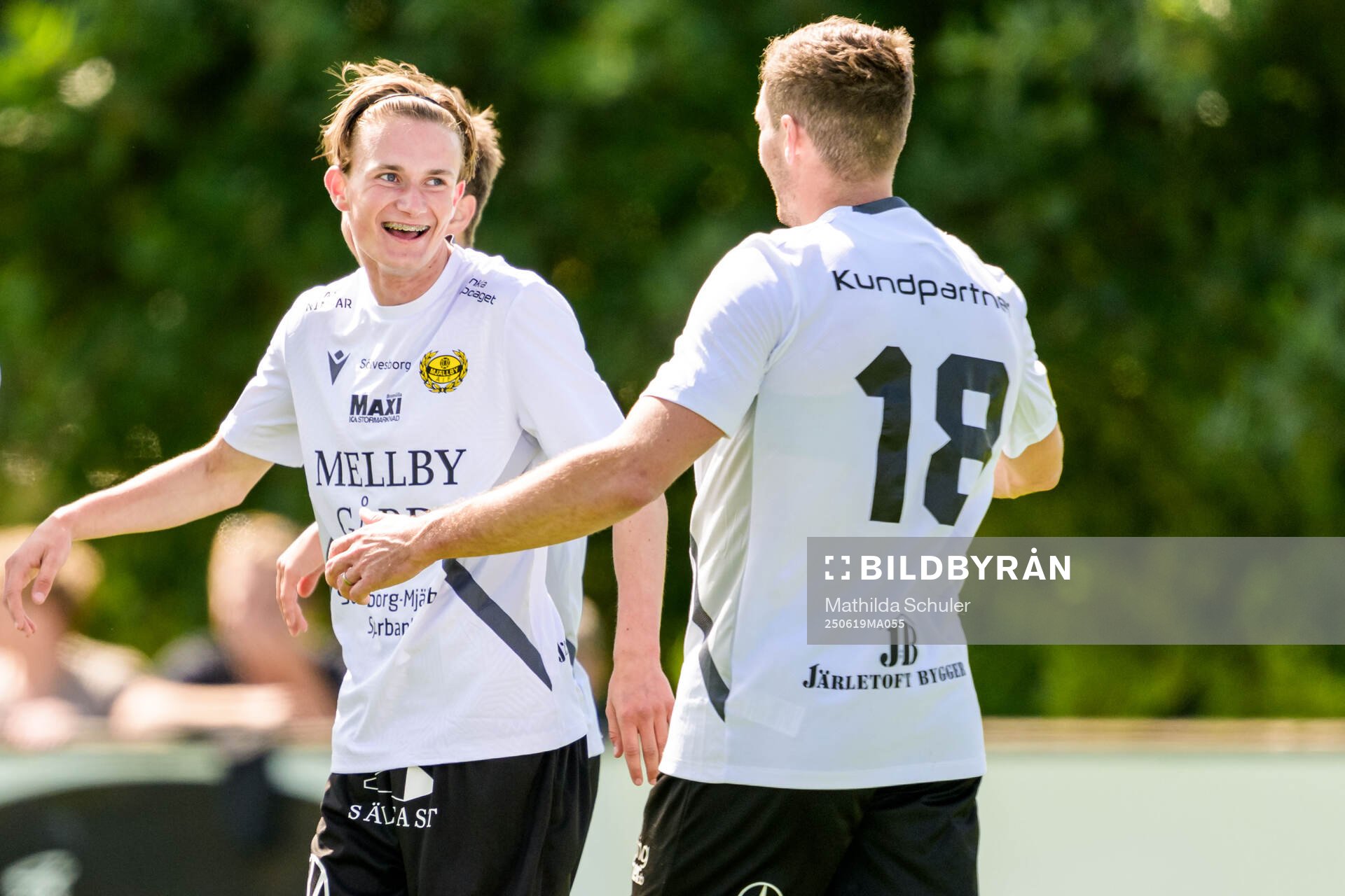 Mjällbys Charles Rosén och Jacob Bergström jublar