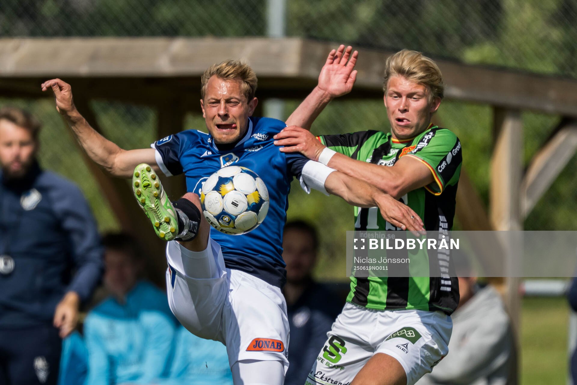 Halmstads Joel Allansson och GAISs Rasmus Niklasson Petrovic