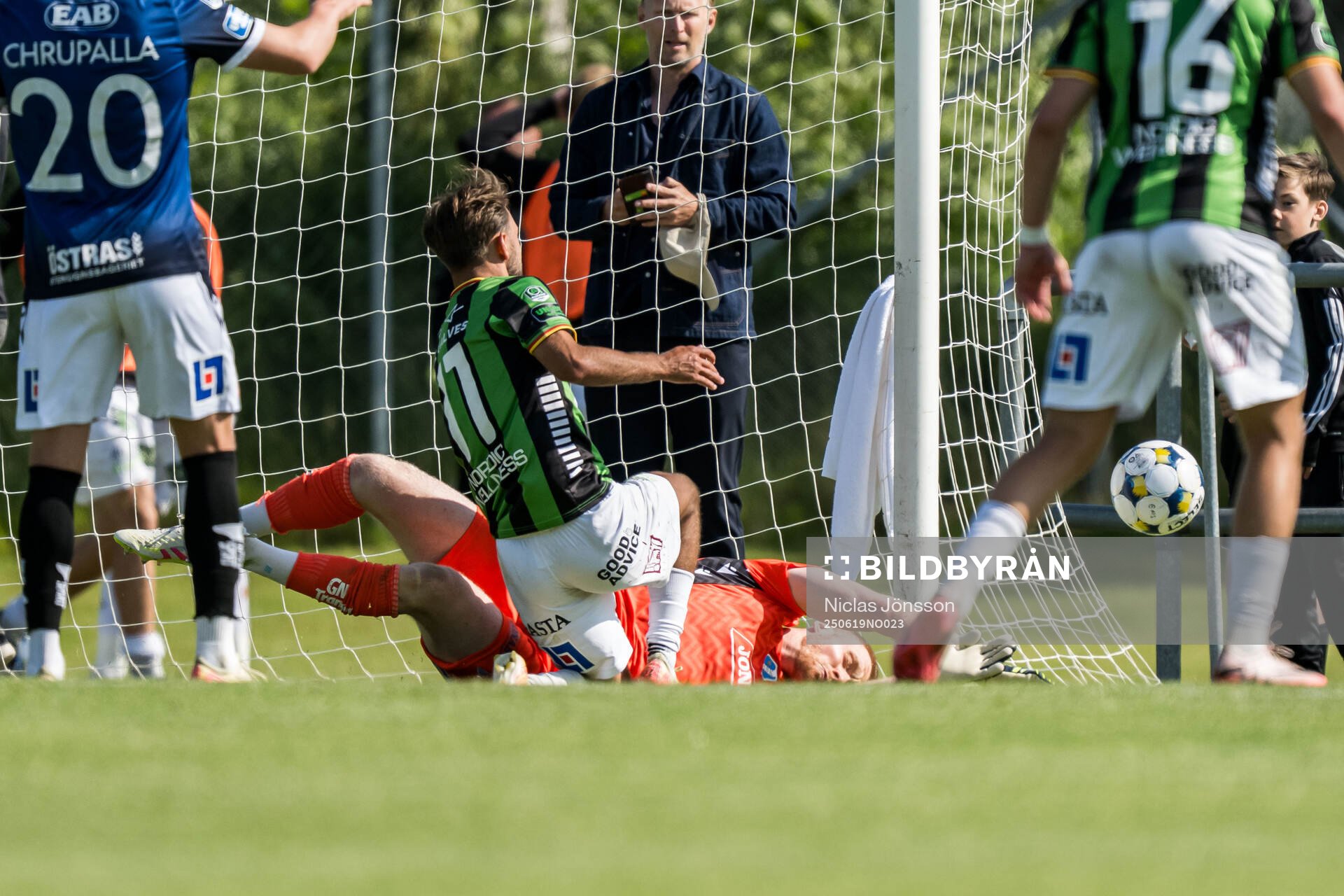 GAISs Edvin Becirovic och Halmstads målvakt Tim Erlandsson