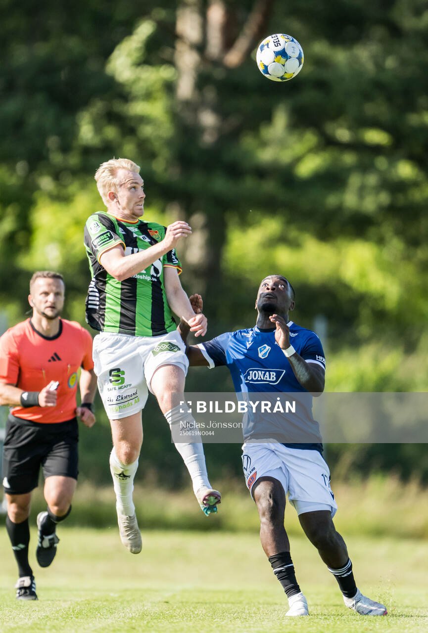 GAISs Robin Wendin Thomasson och Halmstads Emmanuel Tannor