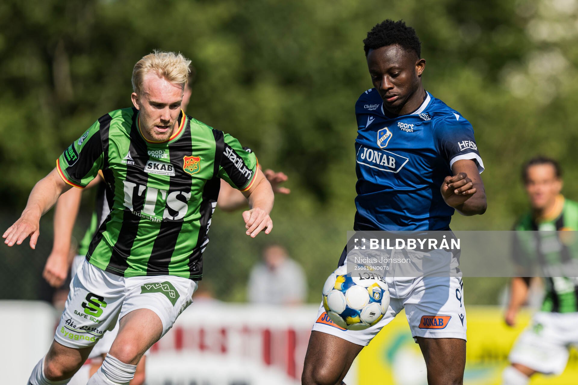 GAISs Robin Wendin Thomasson och Halmstads Yannick Agnero